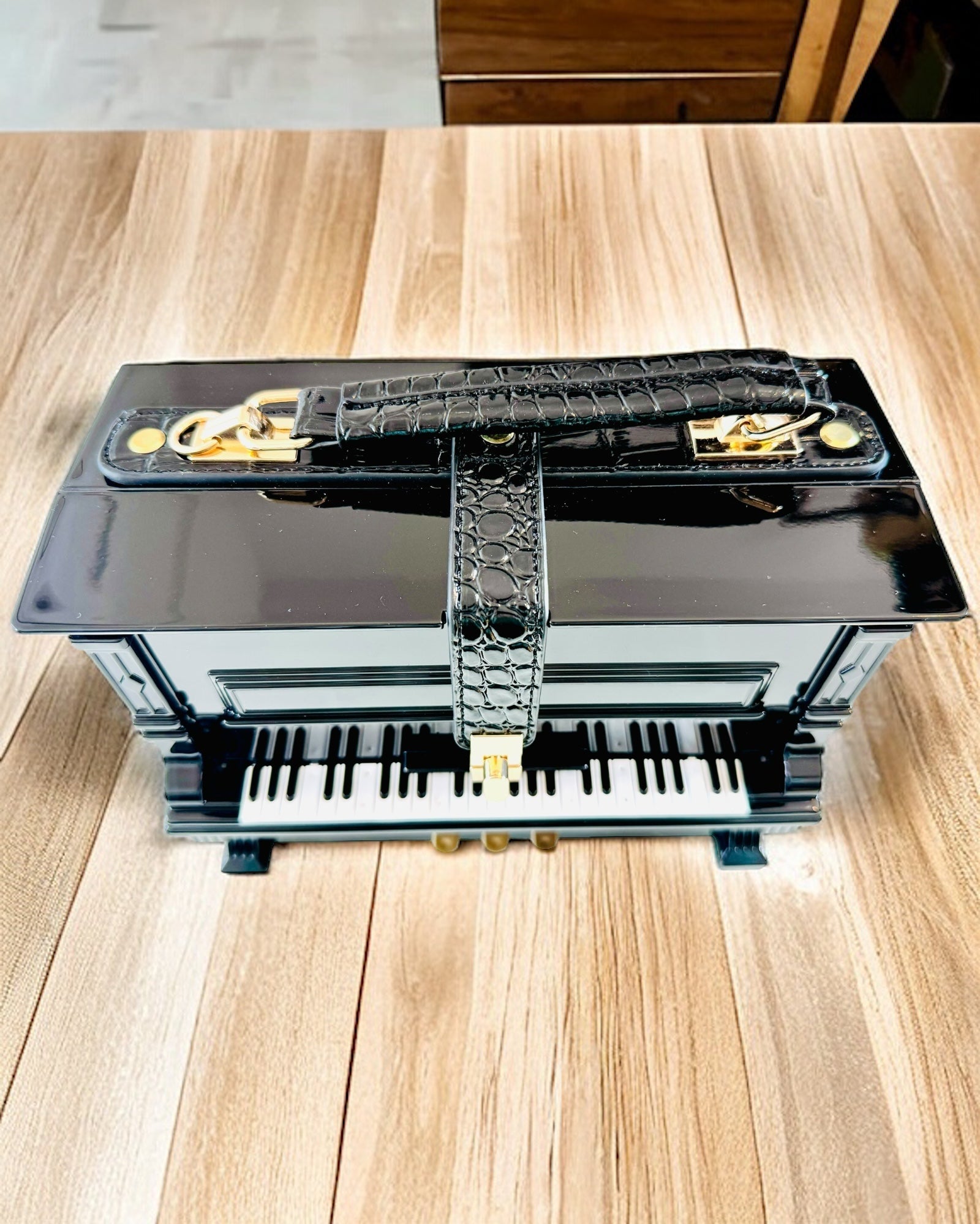 Sieviešu soma “Elegants klavieres” melnā un baltā krāsā