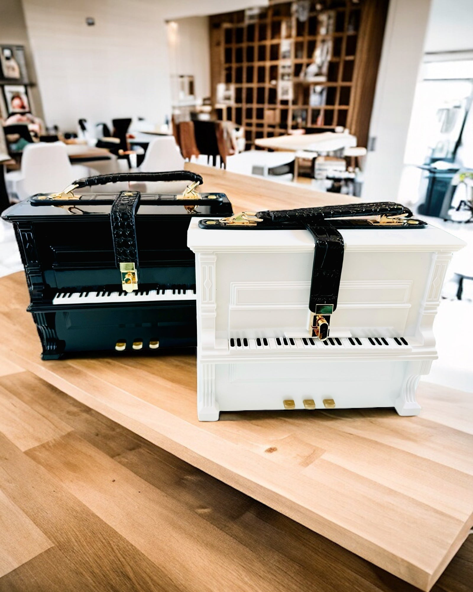 Sieviešu soma “Elegants klavieres” melnā un baltā krāsā