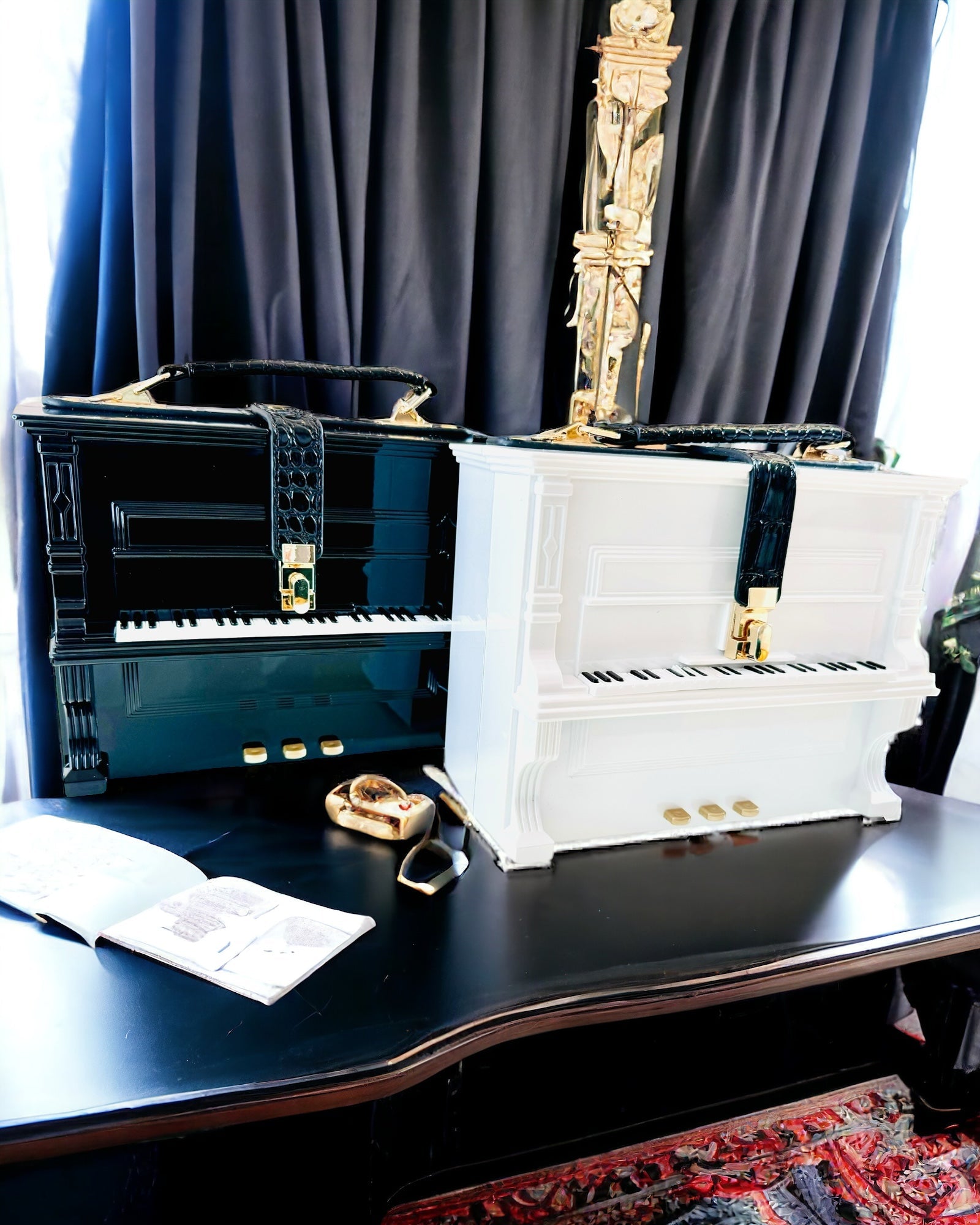 Sieviešu soma “Elegants klavieres” melnā un baltā krāsā