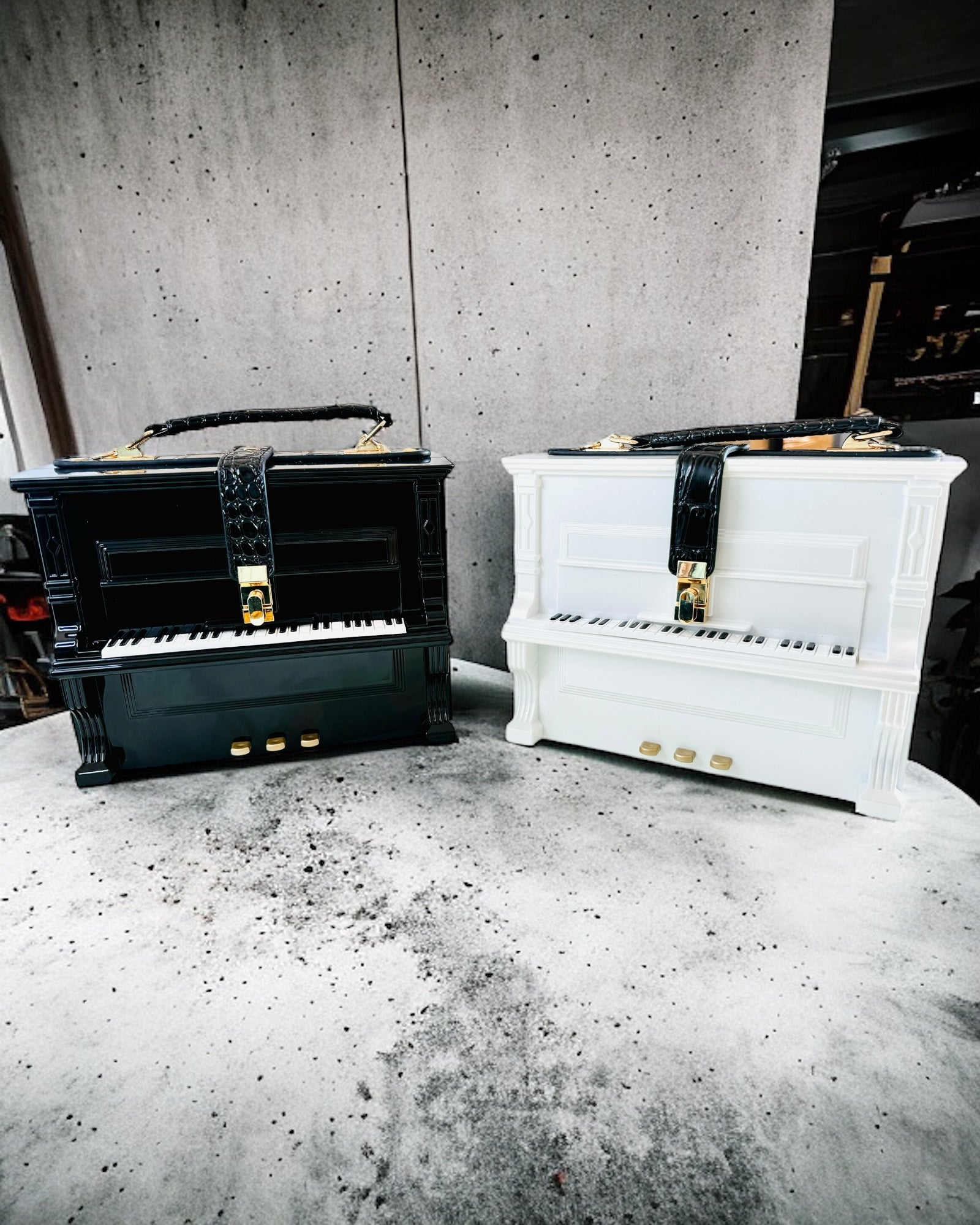 Sieviešu soma “Elegants klavieres” melnā un baltā krāsā