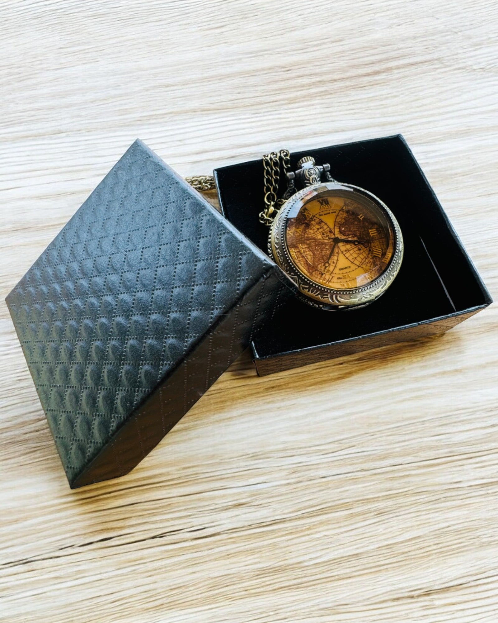 Класичний кварцовий кишеньковий годинник із картою світу – кулон з ланцюжком у вінтажному стилі для неї та для нього, гравірування