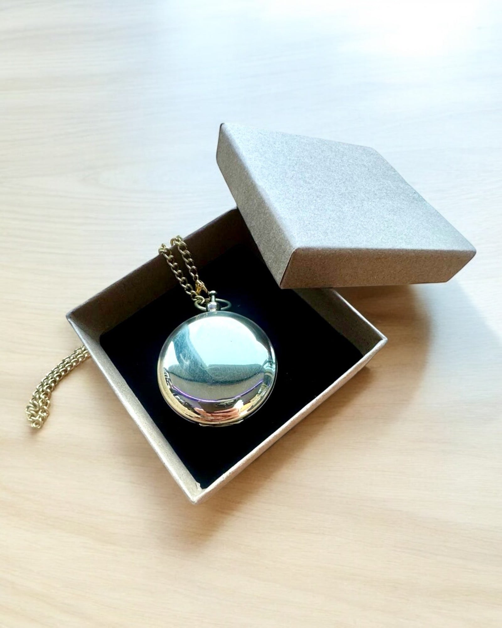 Золотого кольору Компас Пригода – Елегантний Навігатор Відкриттів