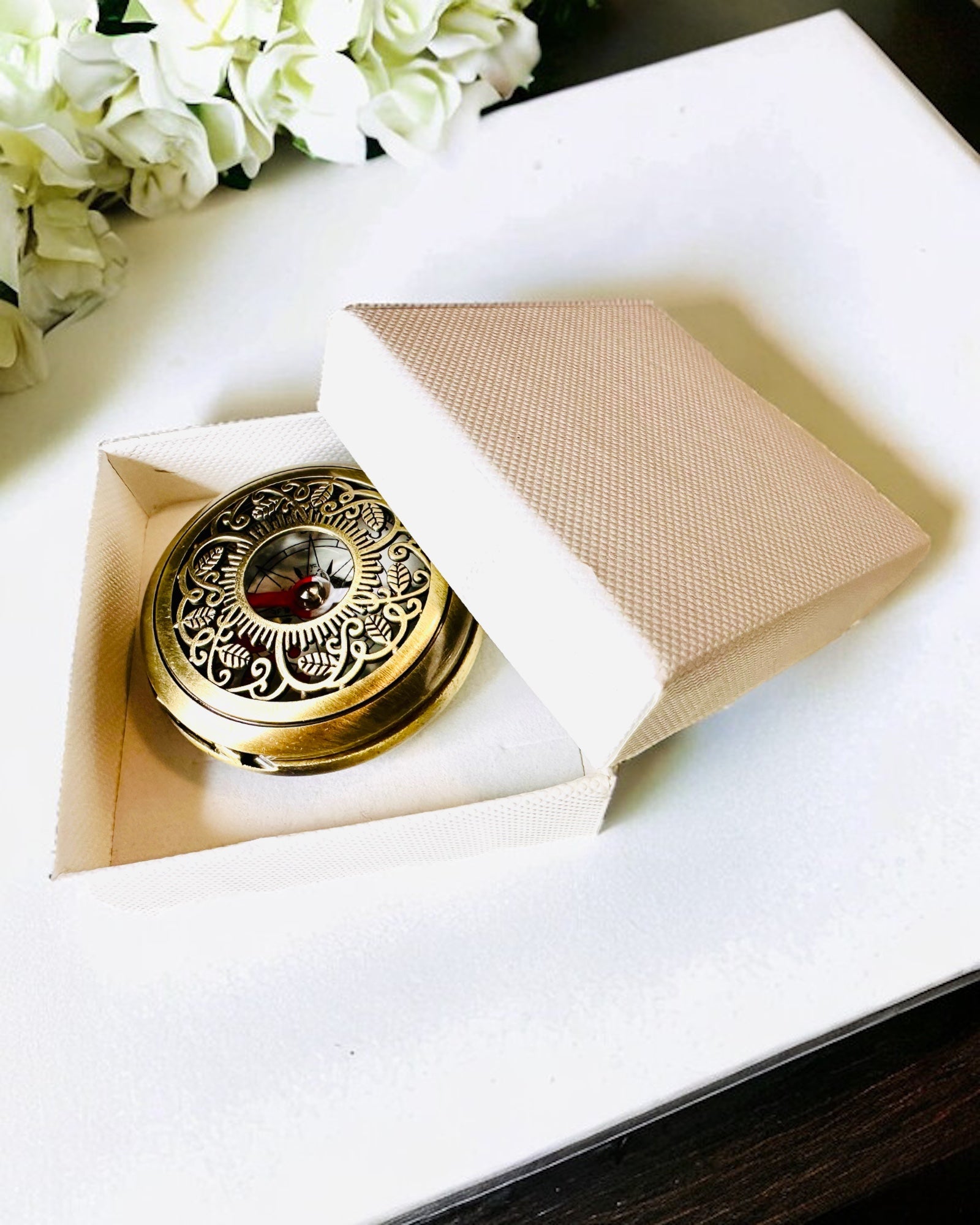 Навігаційний компас у вінтажному стилі з ажурним візерунком – коричнево-золотий колір
