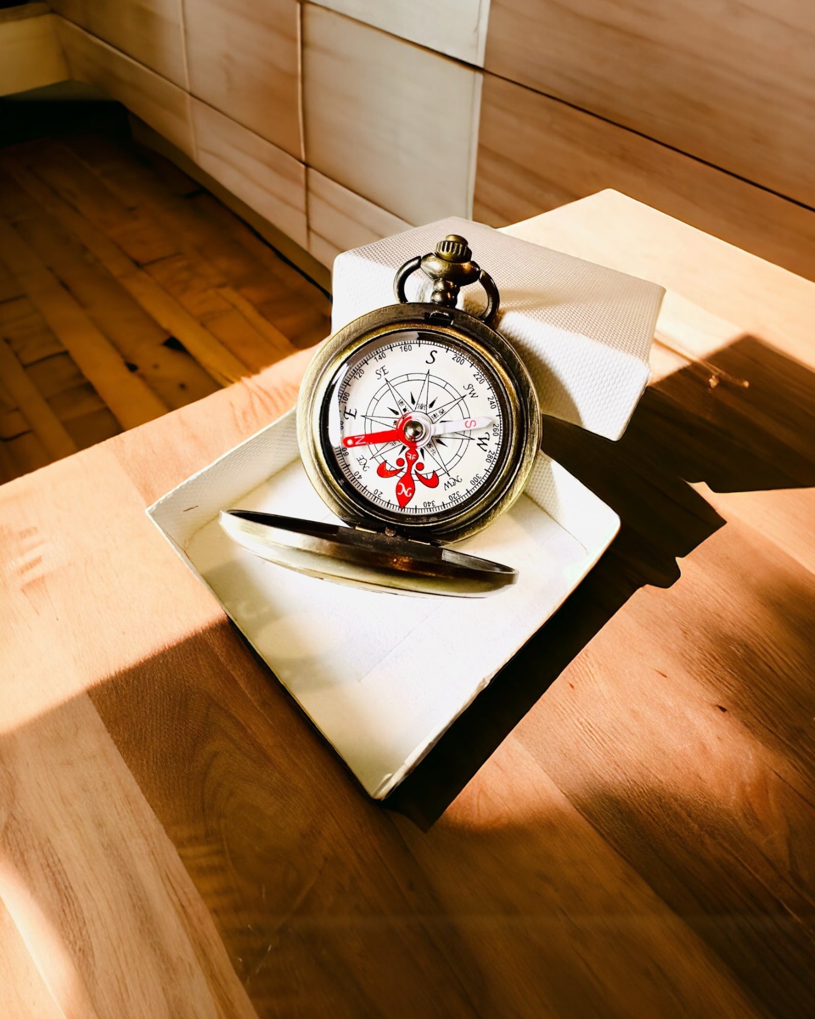 Навігаційний компас у вінтажному стилі з ажурним візерунком – коричнево-золотий колір