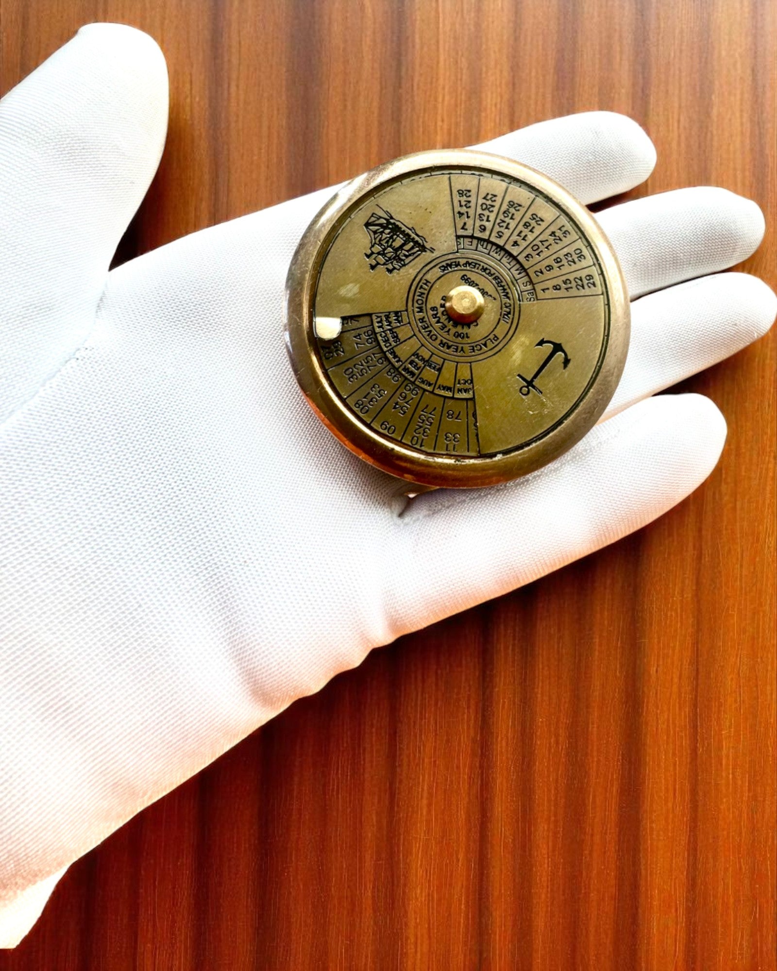 Mini Kapteiņa kalendārs „Navigator” – misiņa dekorācija ar jūrniecības dvēseli, gravēšanas iespēja dāvanai, 5 cm diametrā