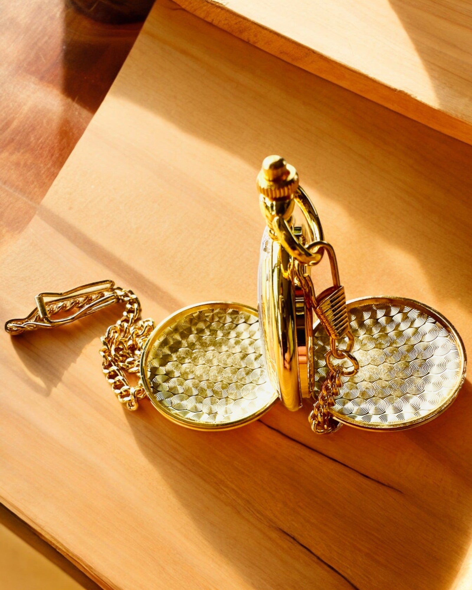 Kabatas pulkstenis Grand Elegance ar dubultu vāku, manuāls, zelta krāsā, ar gravējumu dāvanai