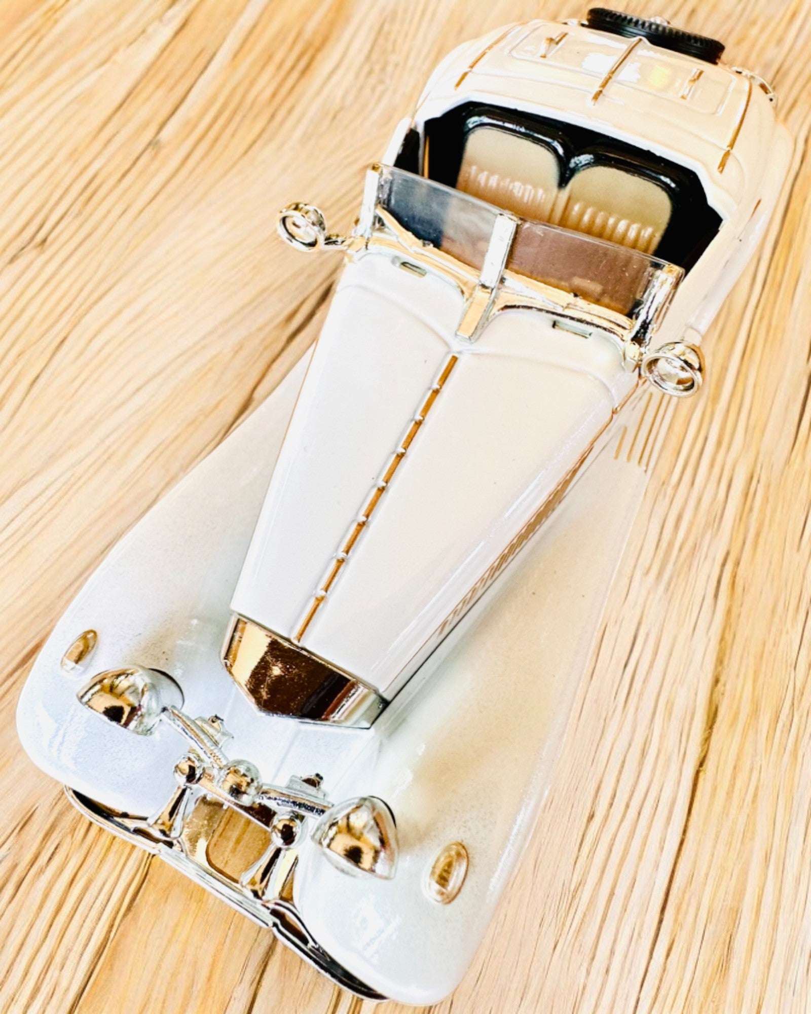 Мініатюрна модель класичних ретро автомобілів - можливість персоналізації подарунка гравіюванням, 3 варіанти на вибір