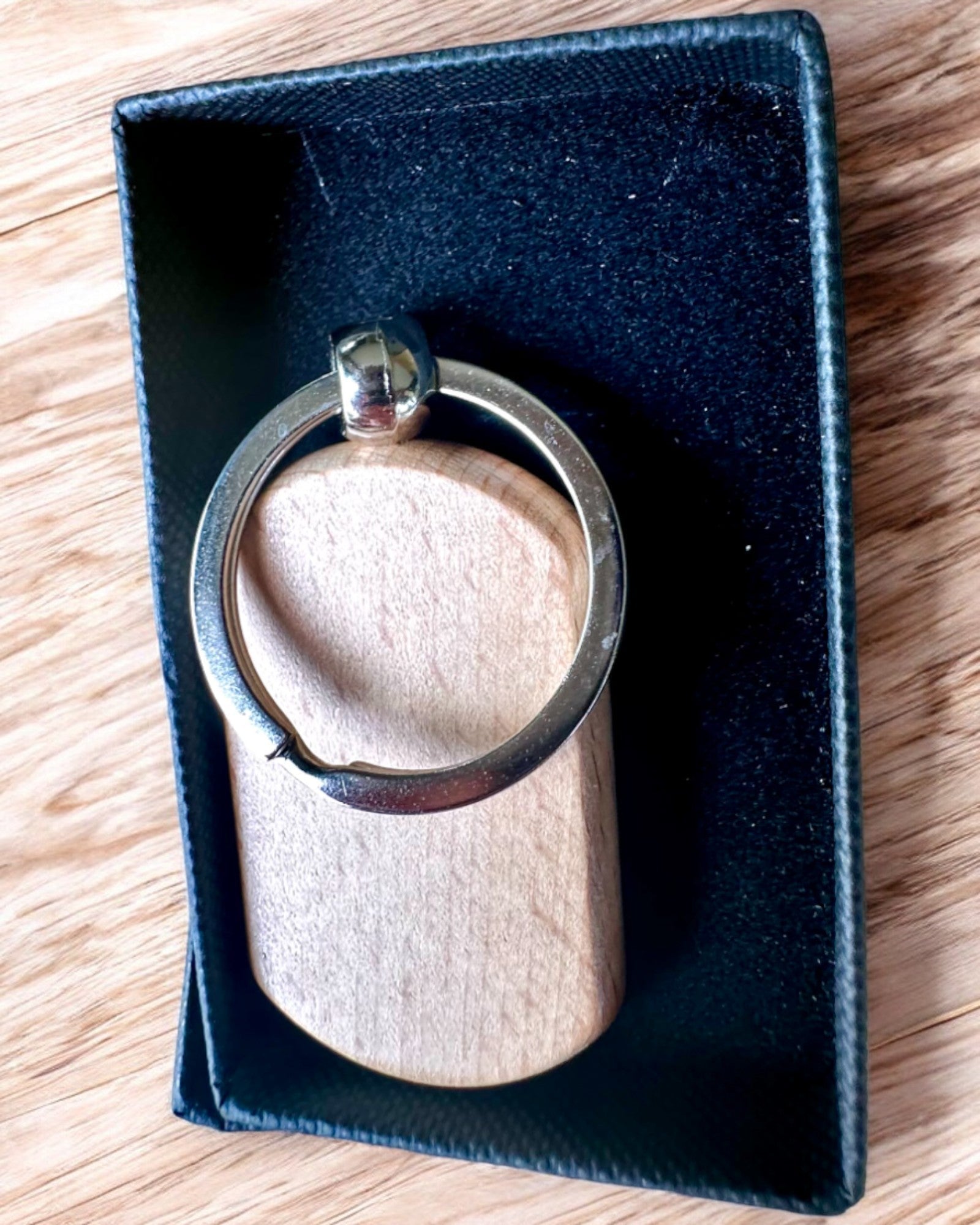 Елегантний Брелок з Дерева з Можливістю Персоналізації Гравіюванням – Ідеальний для Подарунка