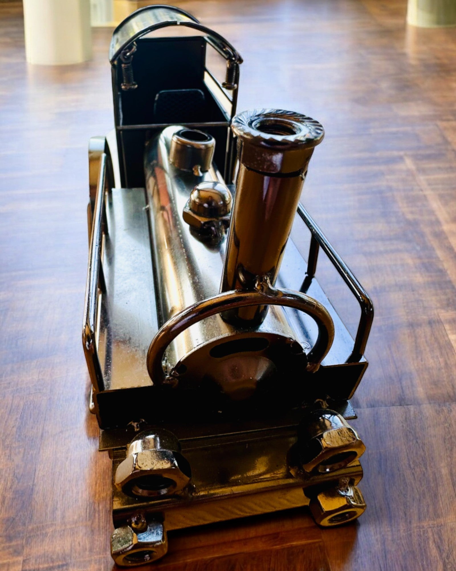 Lokomotyvas iš geležies „Retro Express“ – dekoracija, modelis, rankų darbo su galimybe graviruoti dovanai