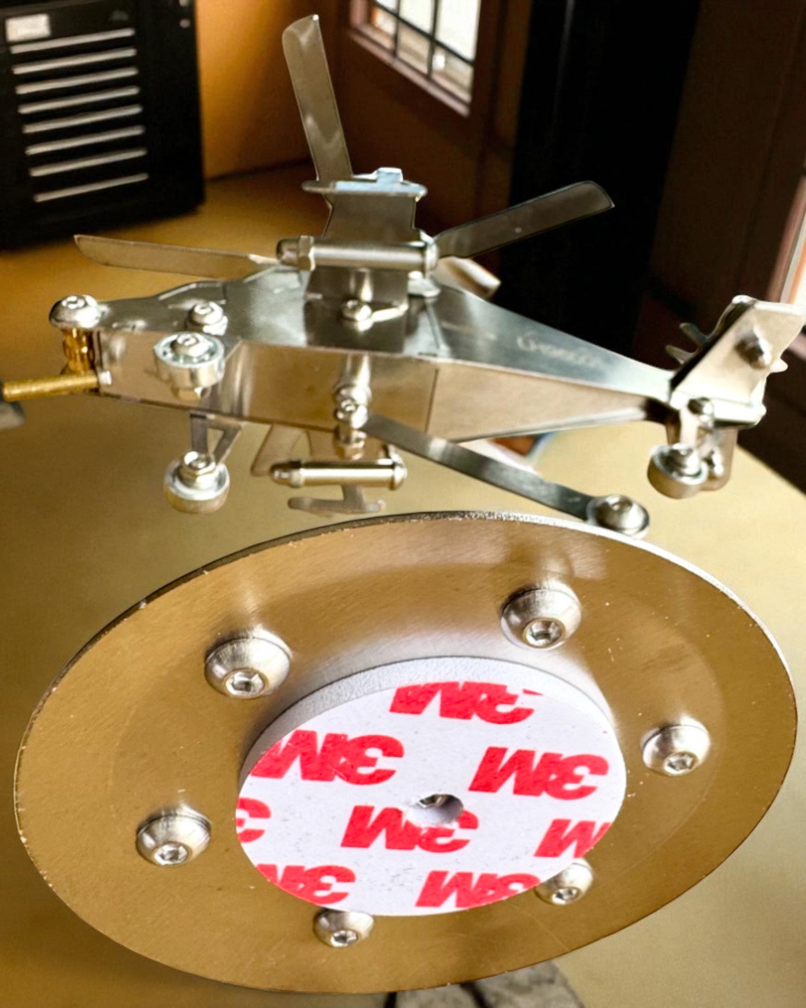 Металева Модель Гелікоптера „SkyRider” – Регульована Підставка Настільна з персоналізацією гравіюванням на подарунок