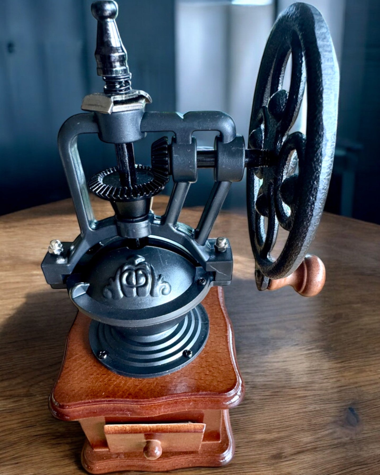 Retro mlinac za kavu „Vintage Café” 27 cm visine, s mogućnošću personalizacije gravurom za poklon