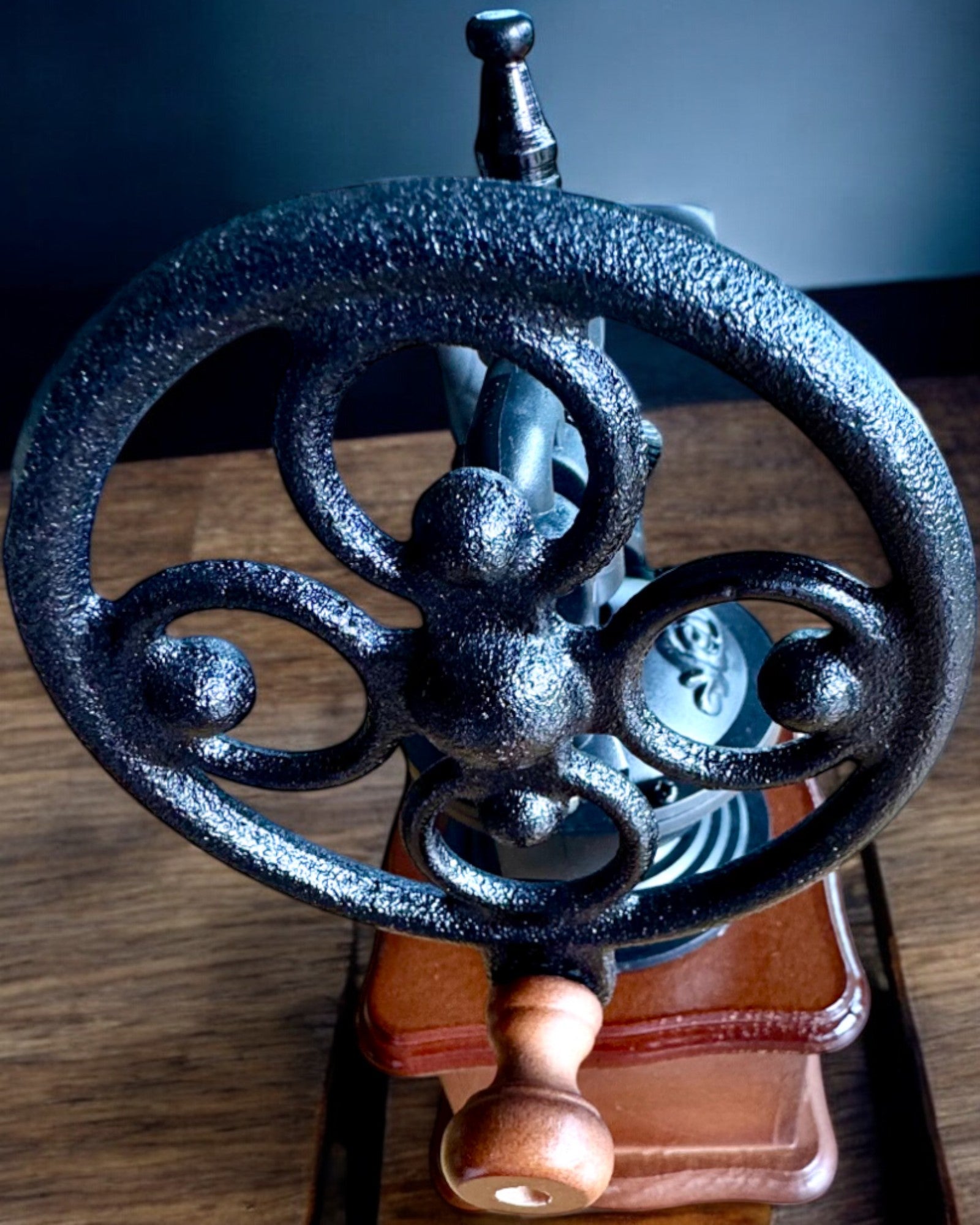 Retro mlinac za kavu „Vintage Café” 27 cm visine, s mogućnošću personalizacije gravurom za poklon