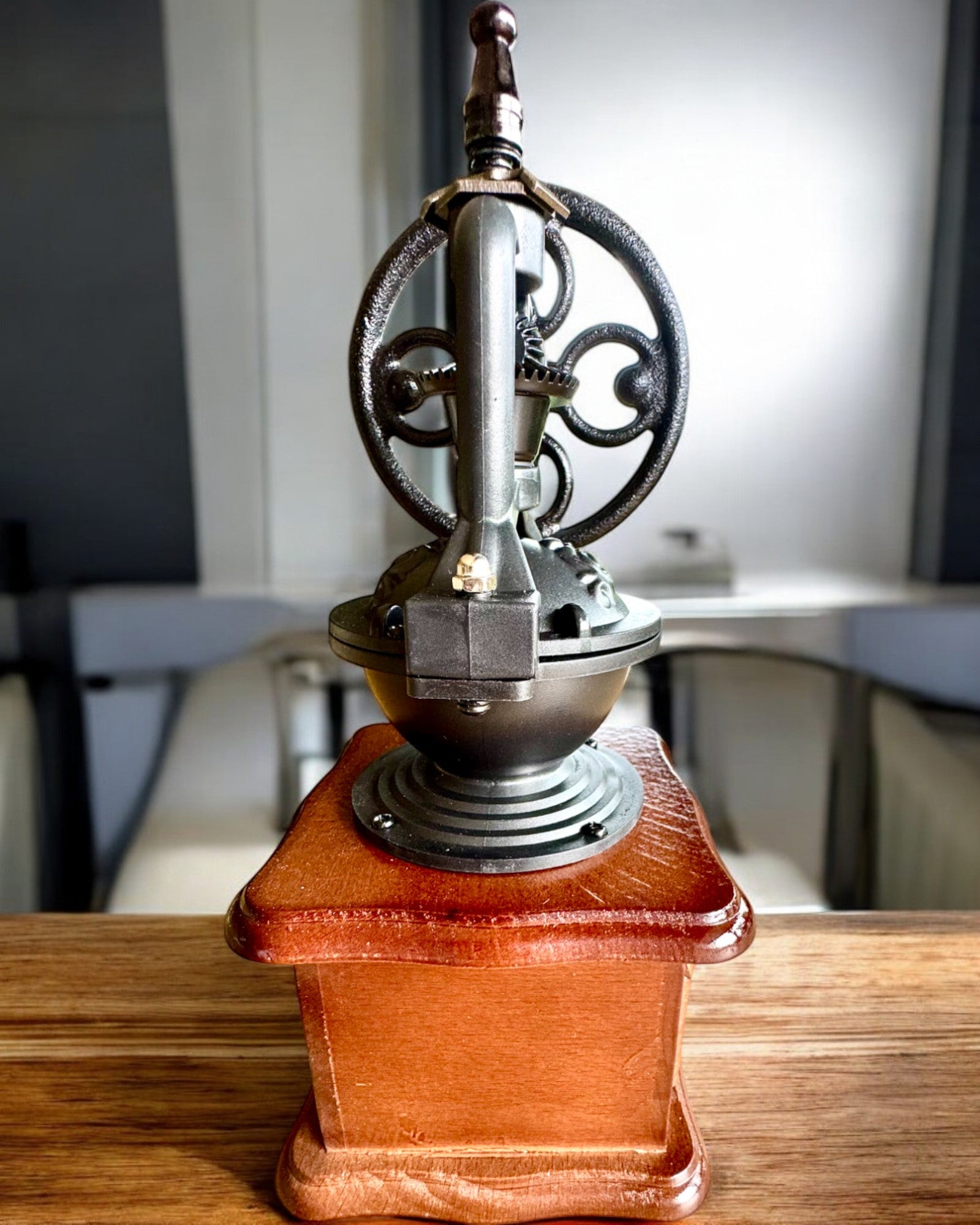 Retro mlinac za kavu „Vintage Café” 27 cm visine, s mogućnošću personalizacije gravurom za poklon