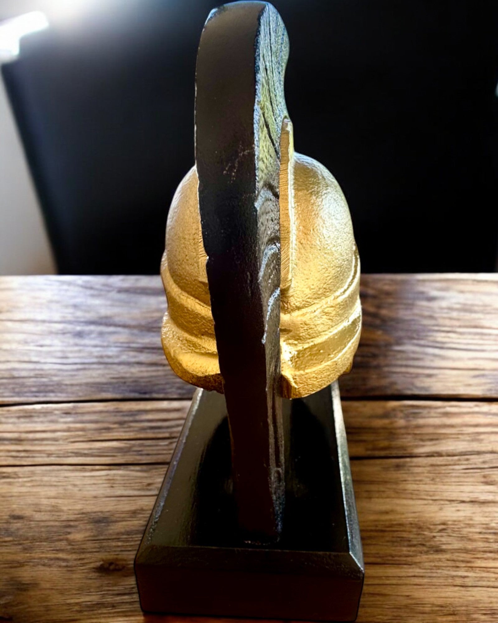 Helma Spartan Premium – ručně vyrobená dekorativní socha, možnost personalizace gravírováním jako dárek