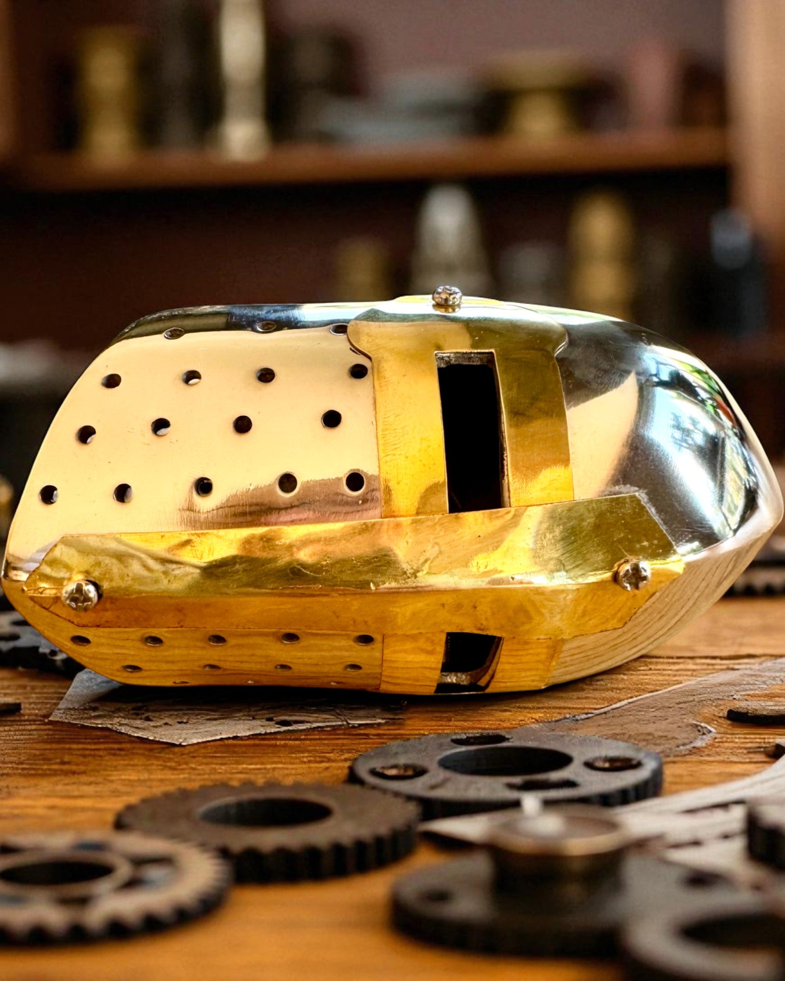 Mini coif de cavaler „Guardian” din alamă – realizat manual, 12 cm, posibilitate de personalizare cu gravură pentru cadou