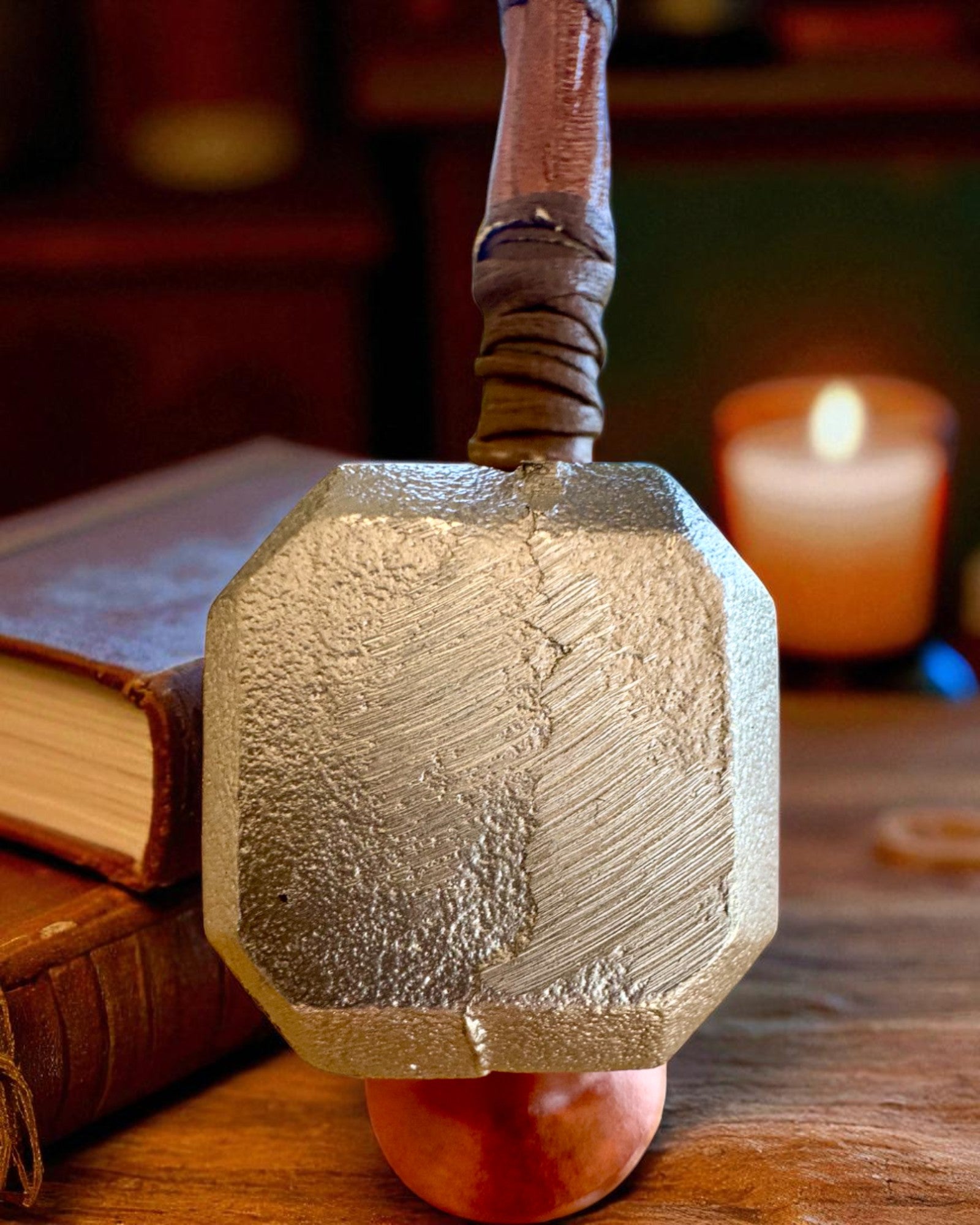 Storm Relic – ciocan decorativ cu bază, 26 cm, realizat manual, posibilitate de personalizare cu gravură pentru cadou