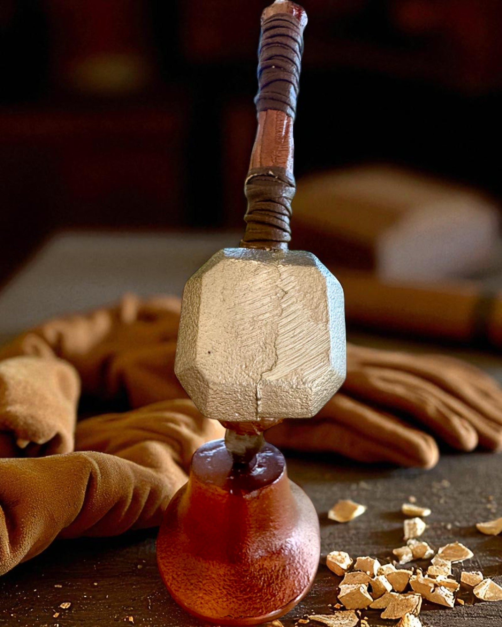 Storm Relic – dekorativní kladivo se základnou, 26 cm, ručně vyrobené, možnost personalizace gravírováním jako dárek