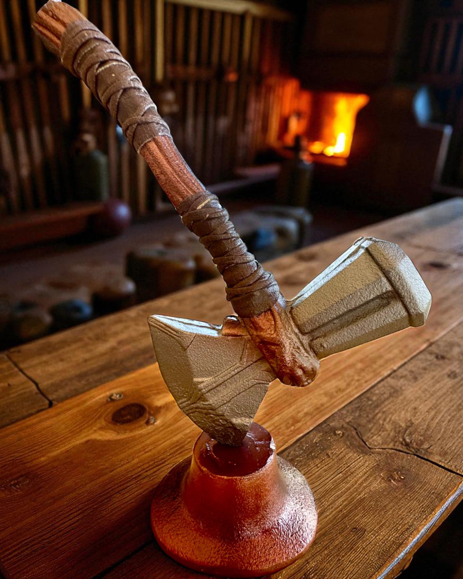 Storm Relic – dekorativní kladivo se základnou, 26 cm, ručně vyrobené, možnost personalizace gravírováním jako dárek