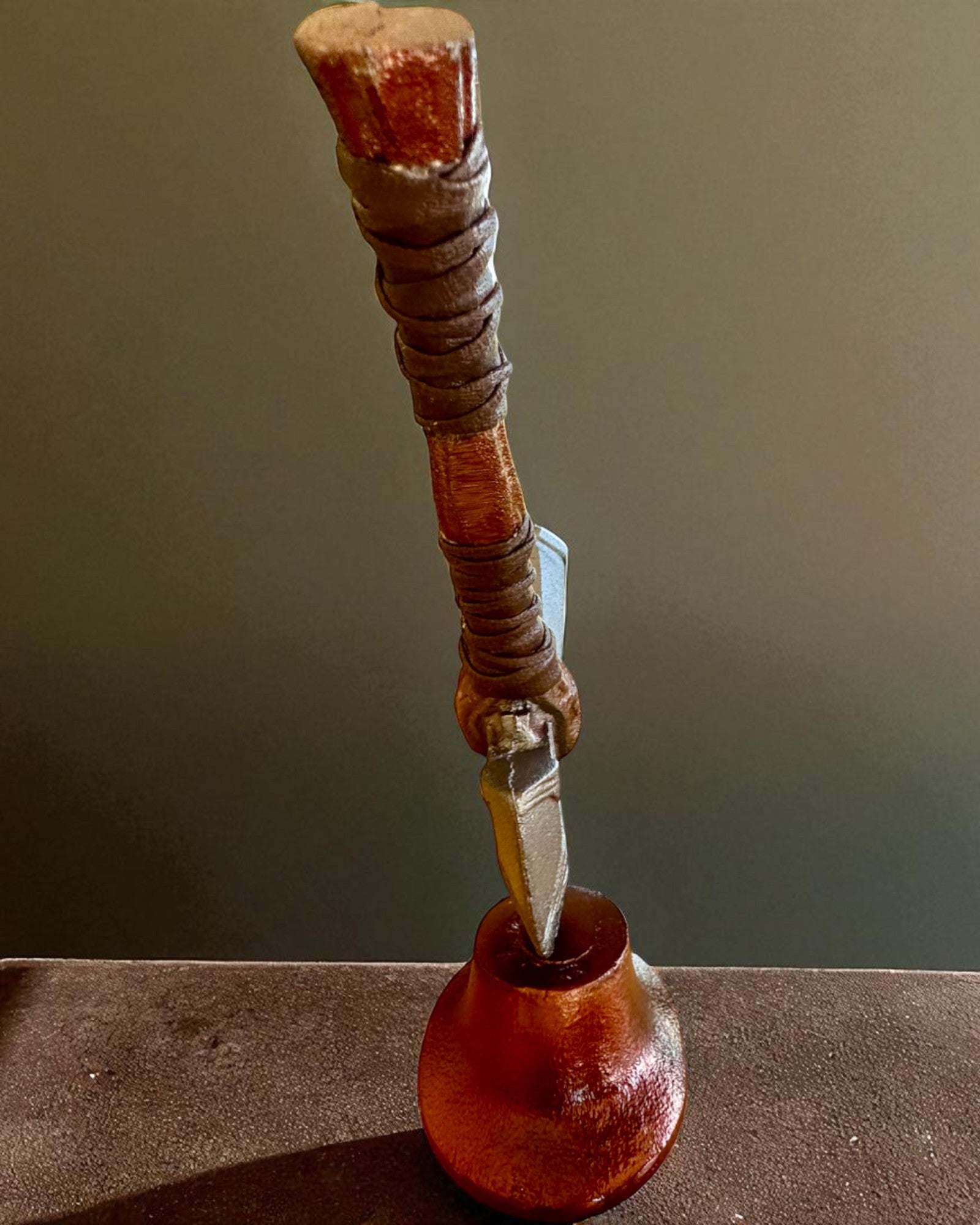 Storm Relic – dekorativní kladivo se základnou, 26 cm, ručně vyrobené, možnost personalizace gravírováním jako dárek