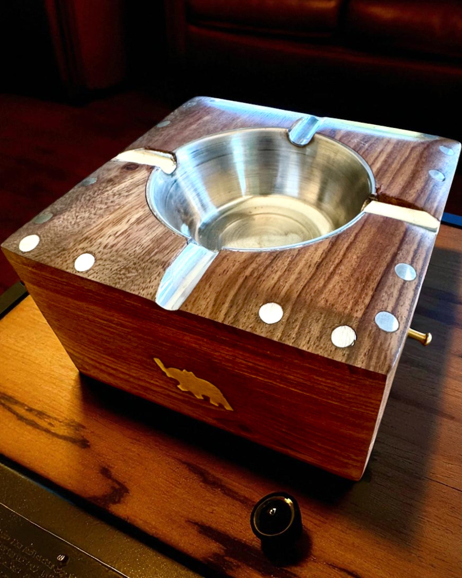 Rhino – Rūpīgi izgatavota pelnu trauks no Šišam koka un misiņa, 11 cm platums, iespēja personalizēt ar gravējumu