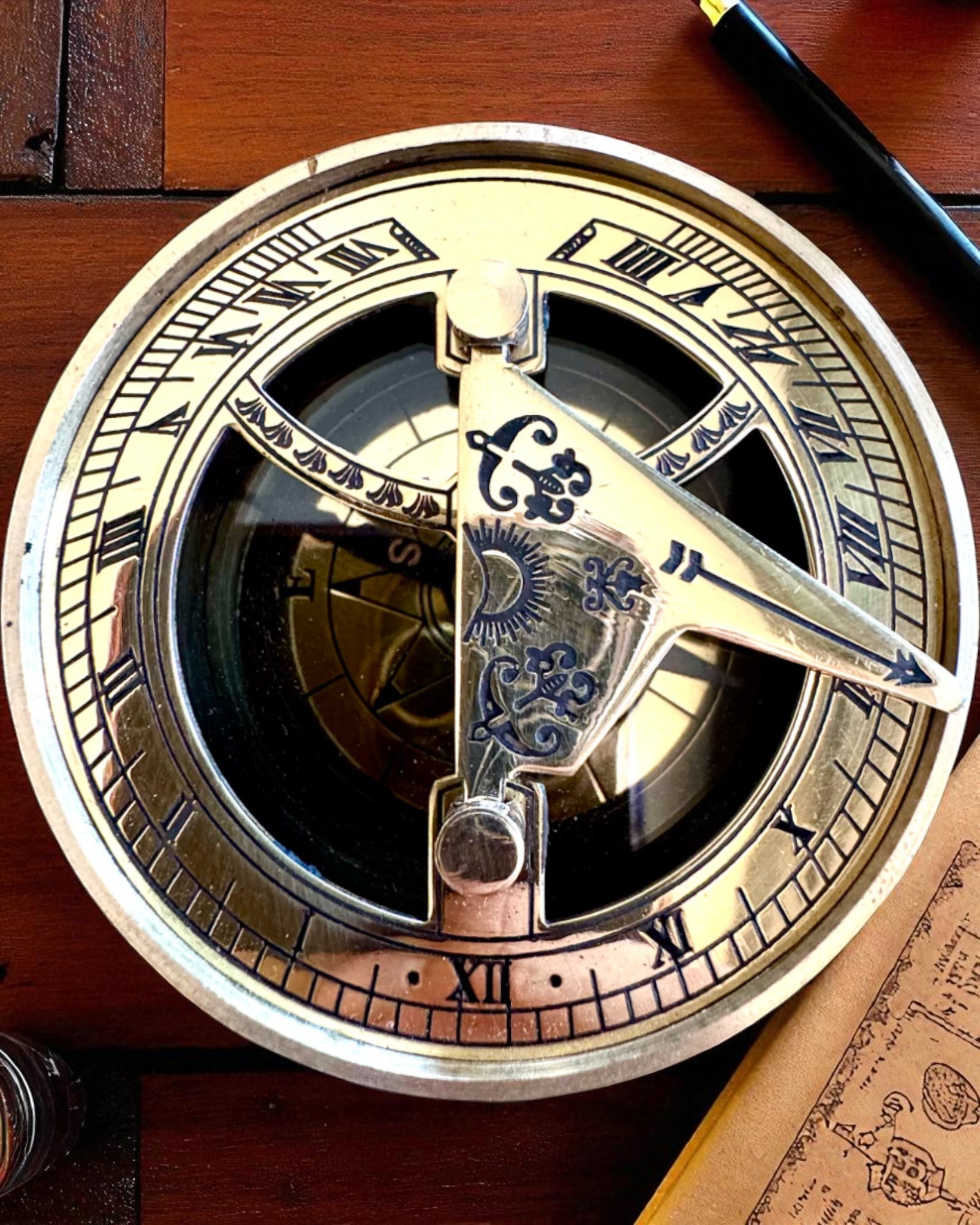 Busolă solară Voyager 7cm – ceas solar din alamă cu busolă, personalizare cu gravură pentru cadou