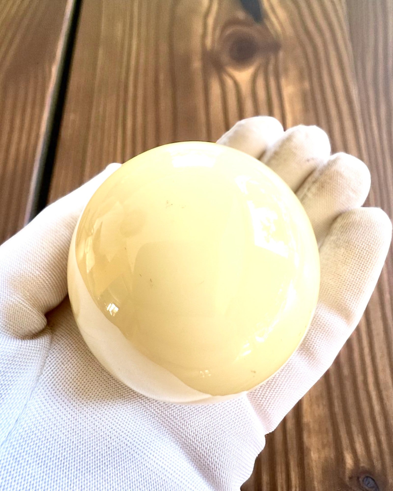 Bilă de biliard pe suport din alamă, posibilitate de personalizare cu gravură pentru cadou