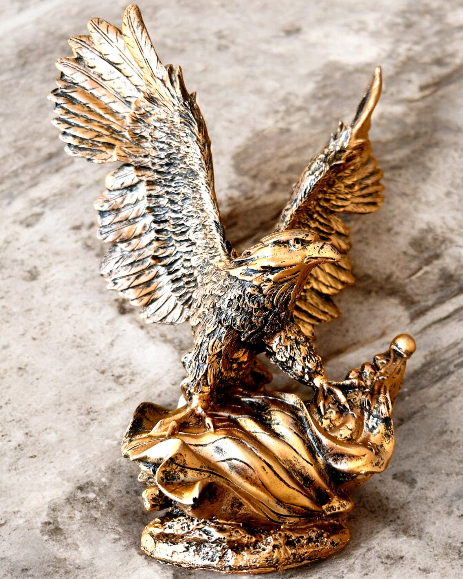"Lord of the Winds" – Retro Eagle Statue in Vintage Style with Engraving Option