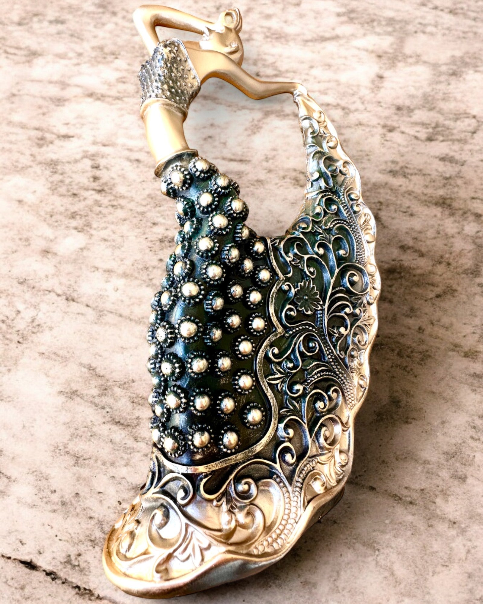 Eleganta skulptūra "Zelta mirdzuma dejotāja", 29 cm augsta, ar iespēju gravēt kā dāvanu