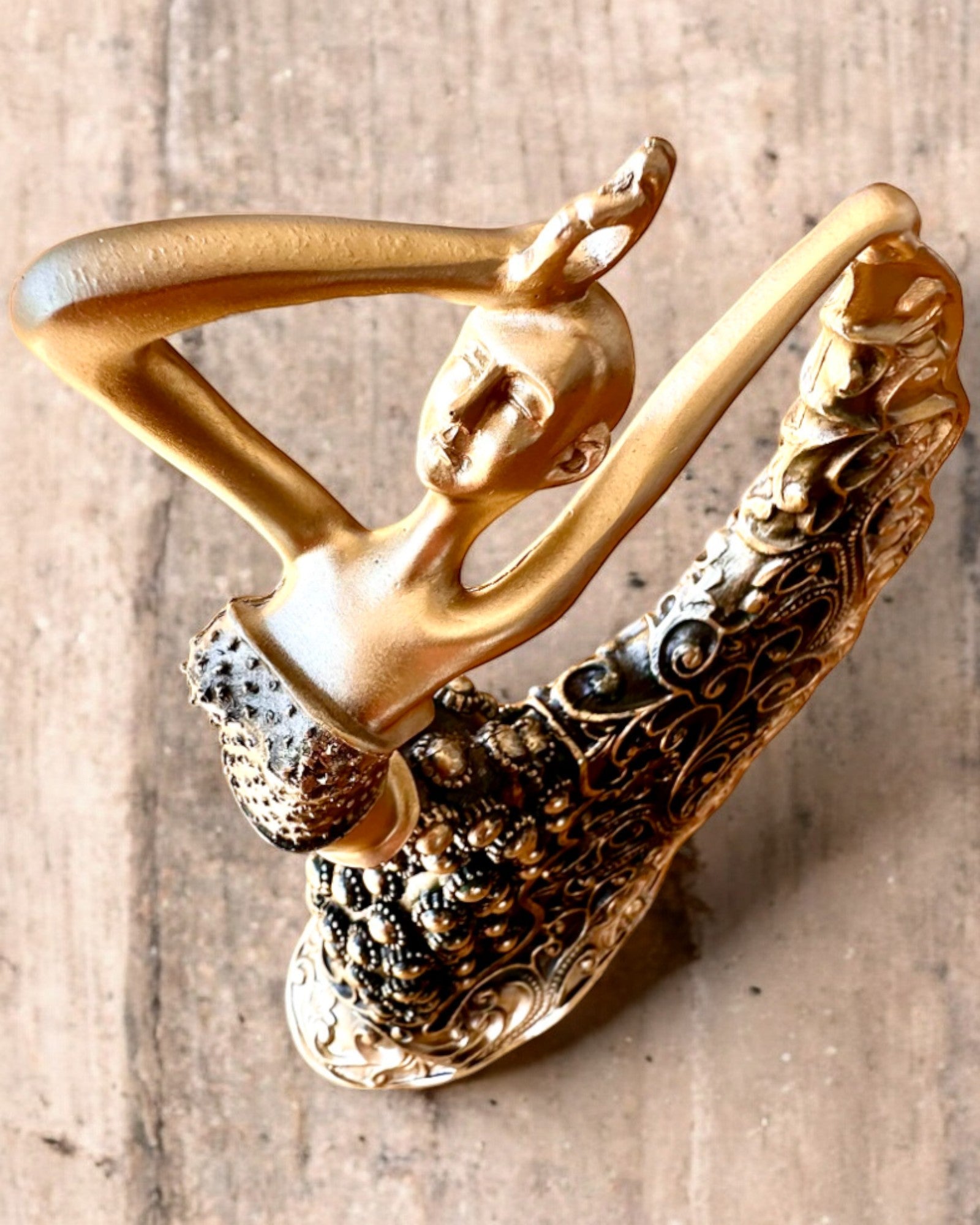 Eleganta skulptūra "Zelta mirdzuma dejotāja", 29 cm augsta, ar iespēju gravēt kā dāvanu