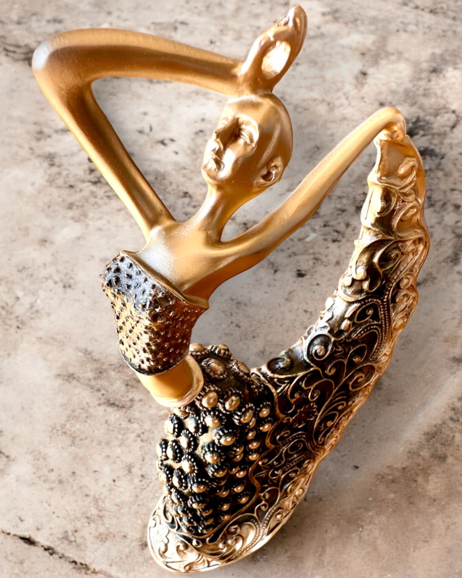 Eleganta skulptūra "Zelta mirdzuma dejotāja", 29 cm augsta, ar iespēju gravēt kā dāvanu