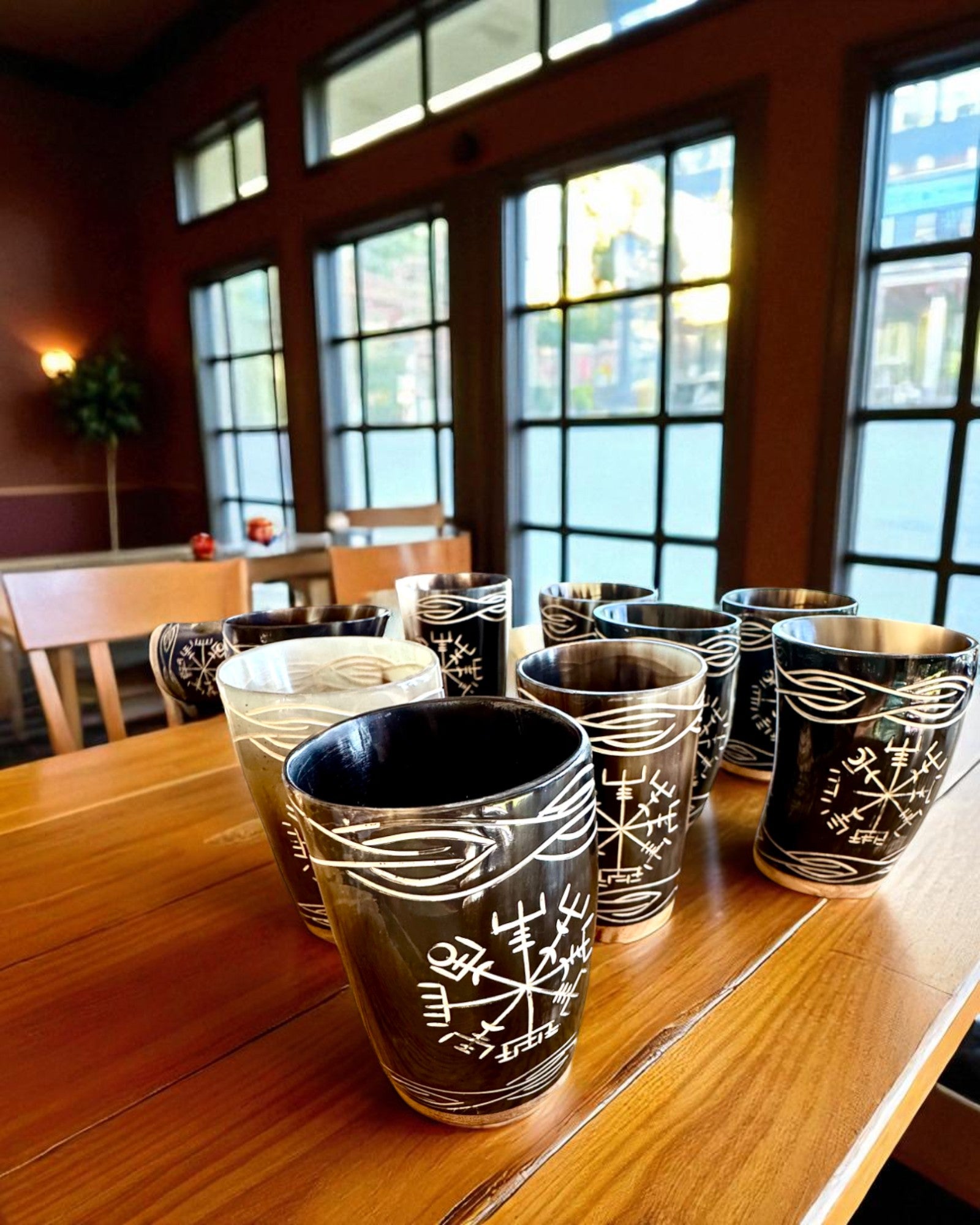 Valknut Ručně vyrobený malý hrnek z rohu buvola s nordickými symboly, možnost personalizace na dárek gravírováním