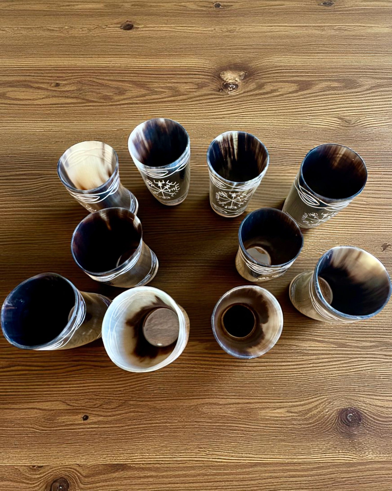 Valknut Ručně vyrobený malý hrnek z rohu buvola s nordickými symboly, možnost personalizace na dárek gravírováním