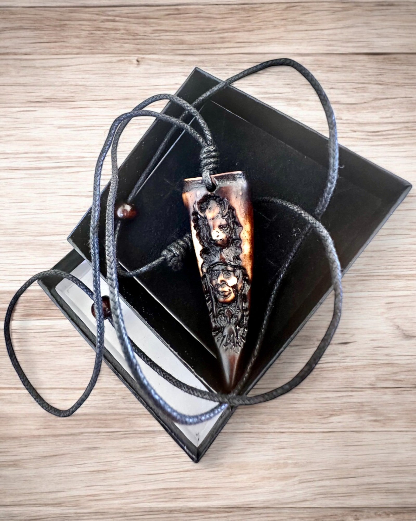 "Wilczy Kieł" намисто, амулет з смоли - Містична Сила Природи, можливість персоналізації гравіюванням на подарунок