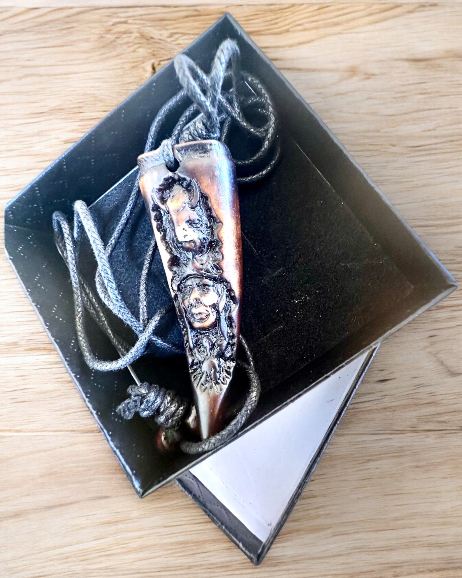 "Wilczy Kieł" намисто, амулет з смоли - Містична Сила Природи, можливість персоналізації гравіюванням на подарунок