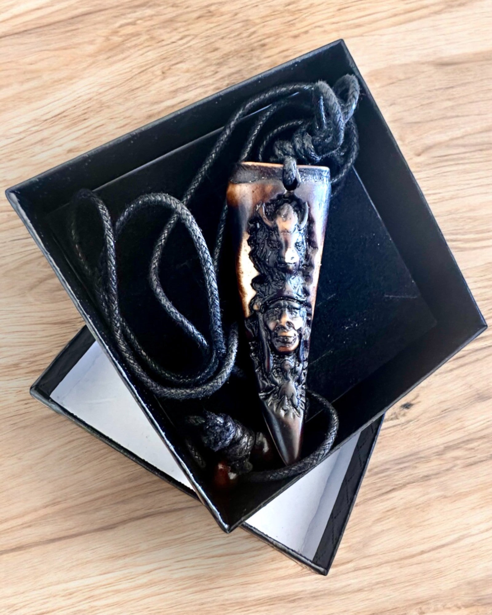 "Wilczy Kieł" намисто, амулет з смоли - Містична Сила Природи, можливість персоналізації гравіюванням на подарунок