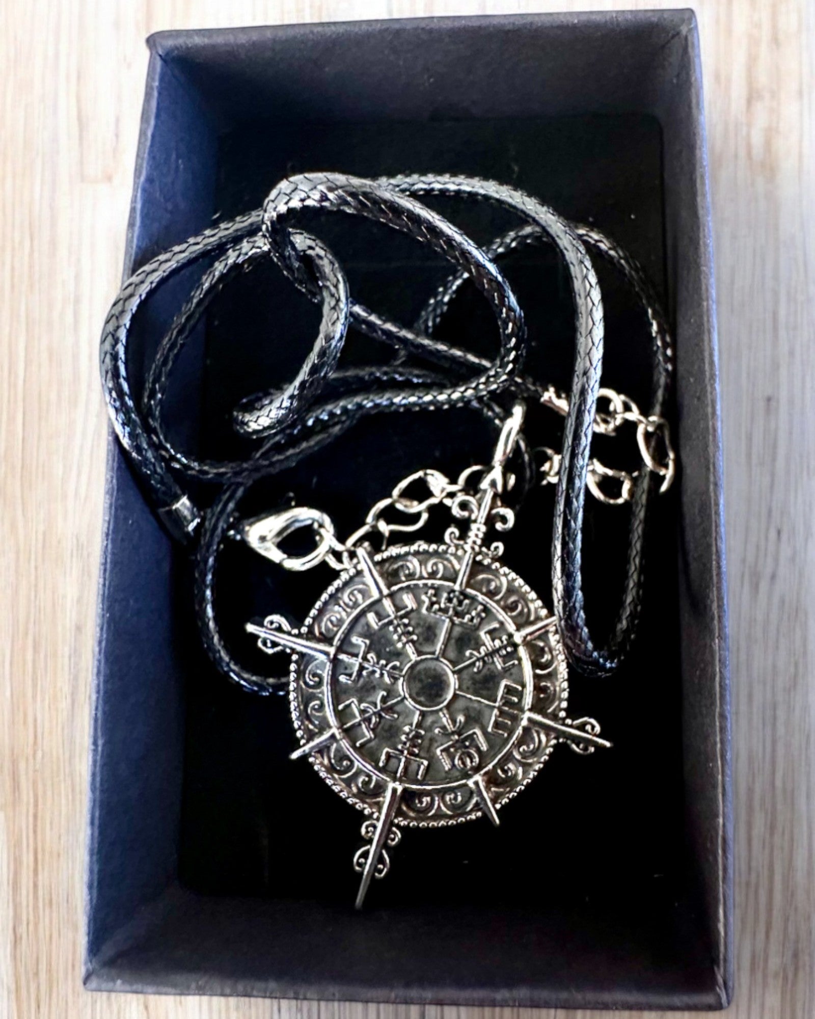 Amuletul Războinicului Nordului - Busola Vikingului, posibilitate de personalizare cu gravură pentru cadou, 2 variante la alegere