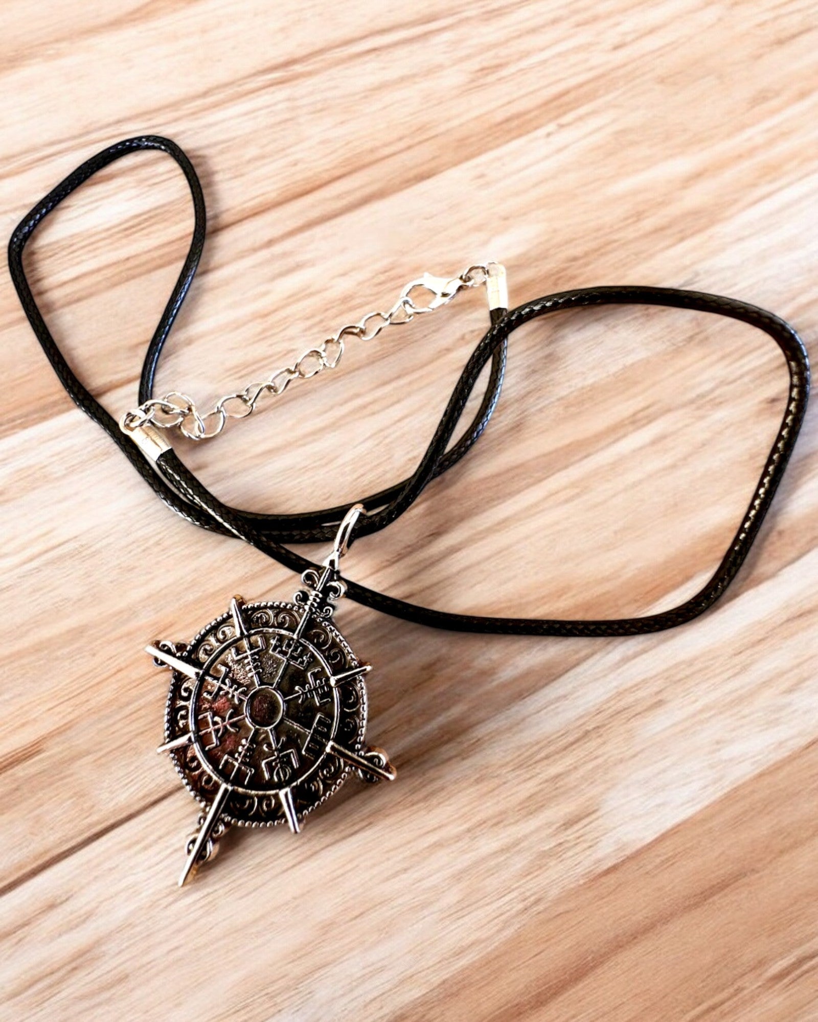 Amuletul Războinicului Nordului - Busola Vikingului, posibilitate de personalizare cu gravură pentru cadou, 2 variante la alegere