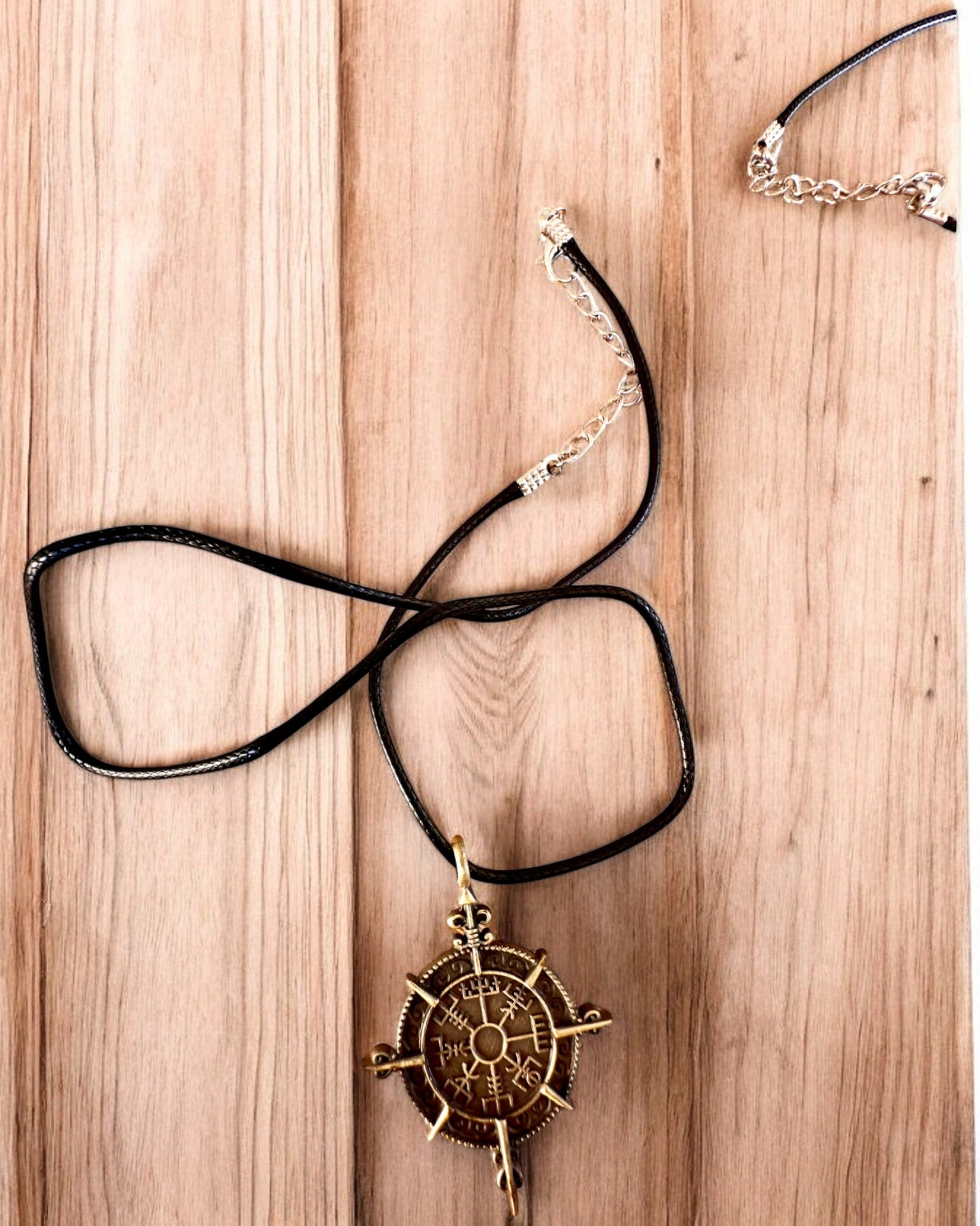 Amuletul Războinicului Nordului - Busola Vikingului, posibilitate de personalizare cu gravură pentru cadou, 2 variante la alegere