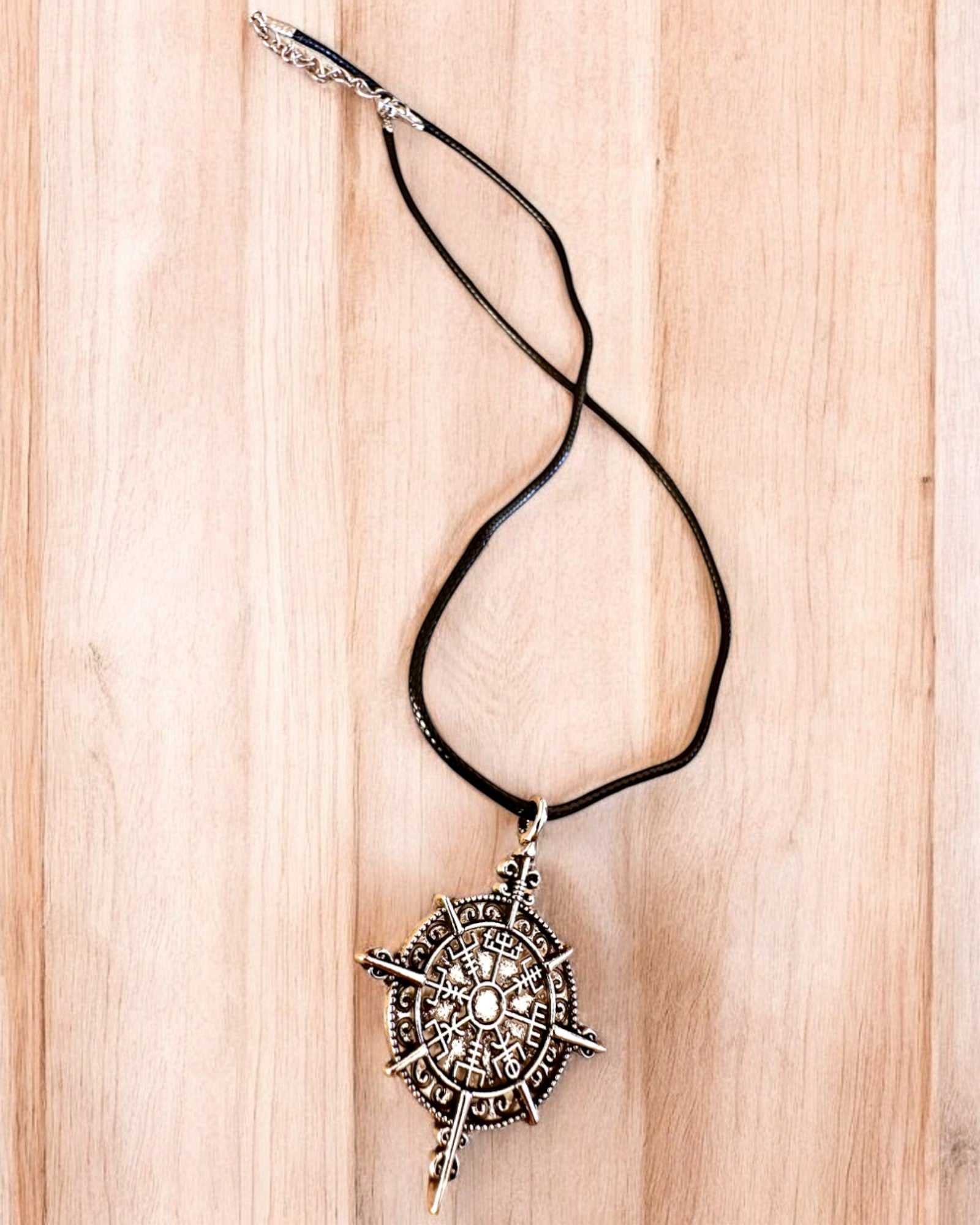 Amuletul Războinicului Nordului - Busola Vikingului, posibilitate de personalizare cu gravură pentru cadou, 2 variante la alegere