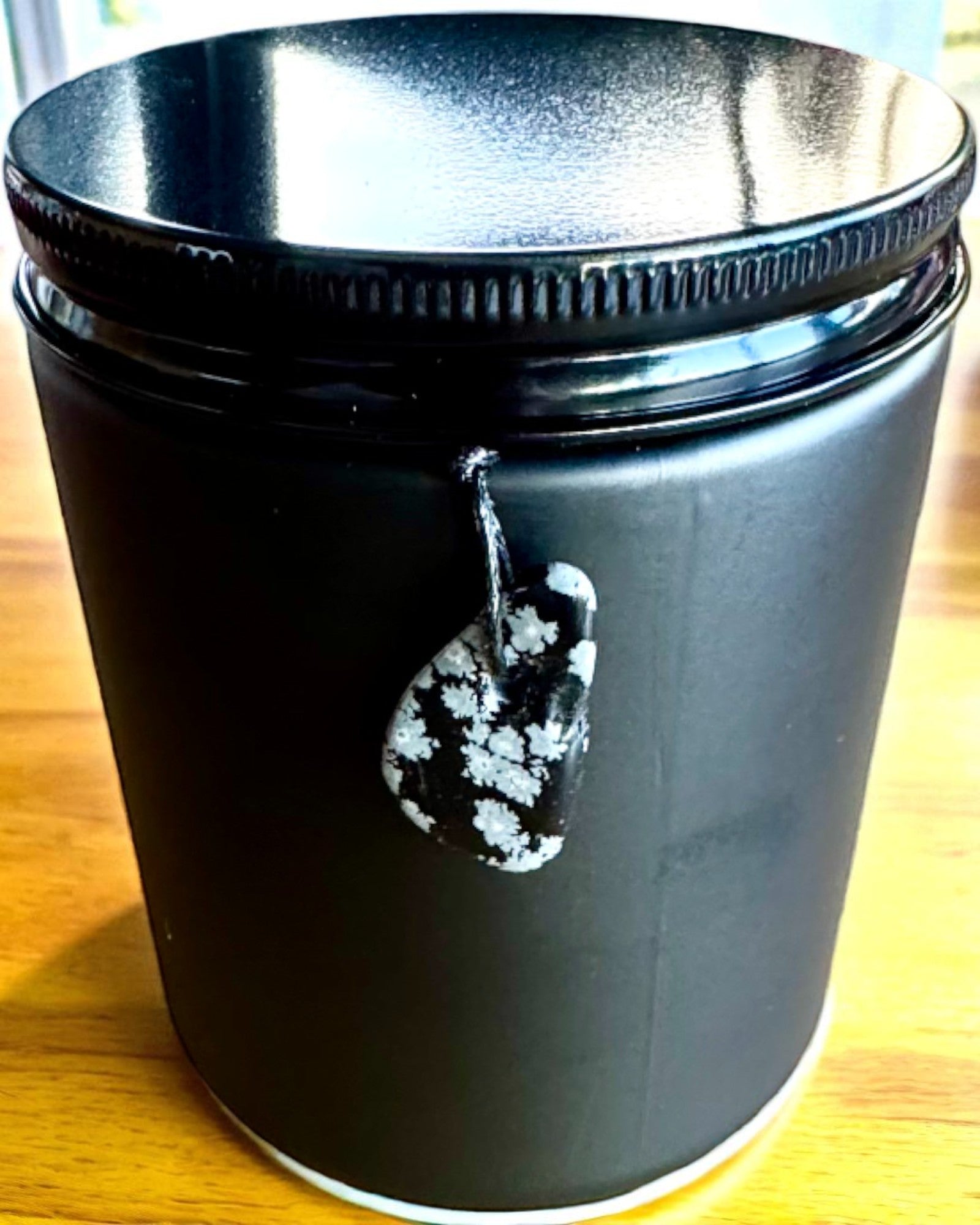 Intencionali sojų vaško žvakė Obsidianas – pasitikėjimas savimi ir vidinė stiprybė, 250 ml, galimybė personalizuoti dovanai