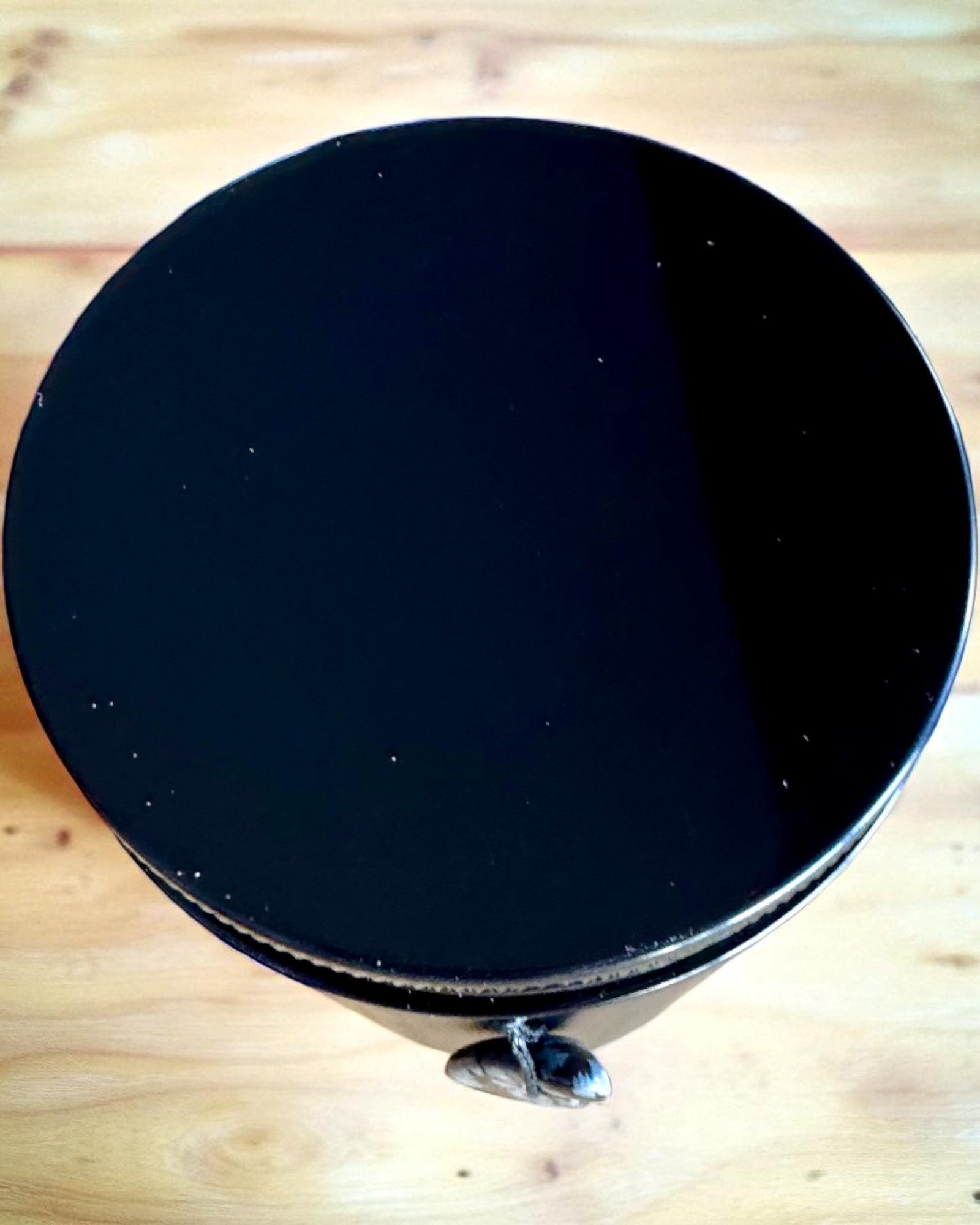 Intencionali sojų vaško žvakė Obsidianas – pasitikėjimas savimi ir vidinė stiprybė, 250 ml, galimybė personalizuoti dovanai