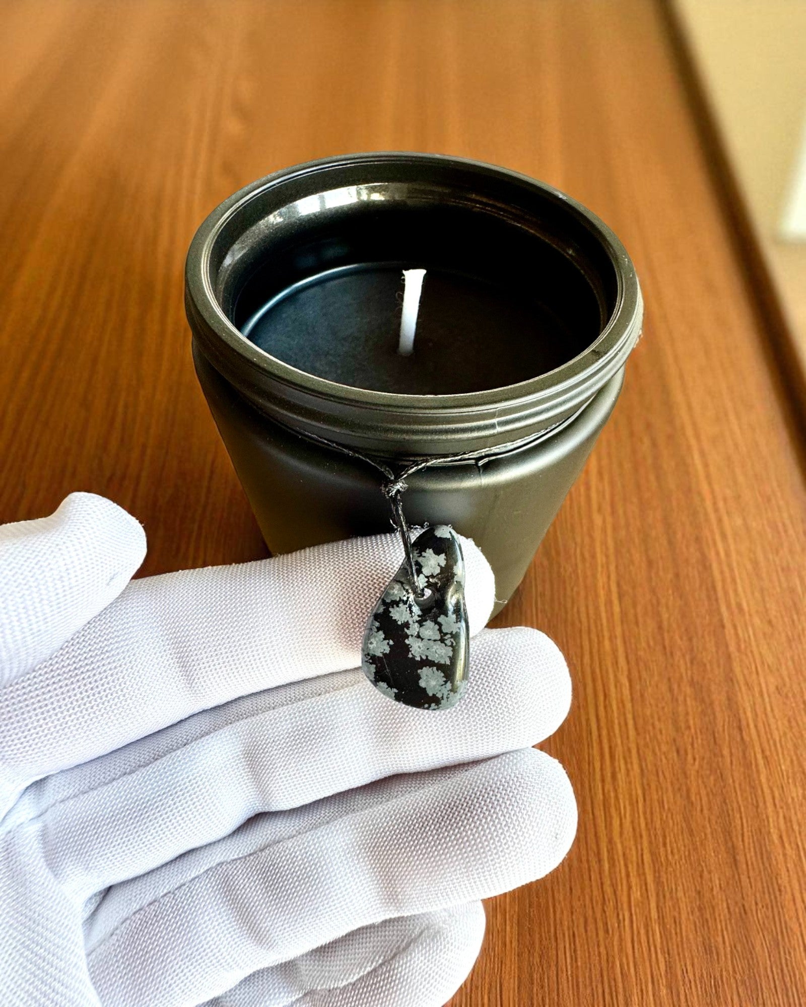 Intencionali sojų vaško žvakė Obsidianas – pasitikėjimas savimi ir vidinė stiprybė, 250 ml, galimybė personalizuoti dovanai