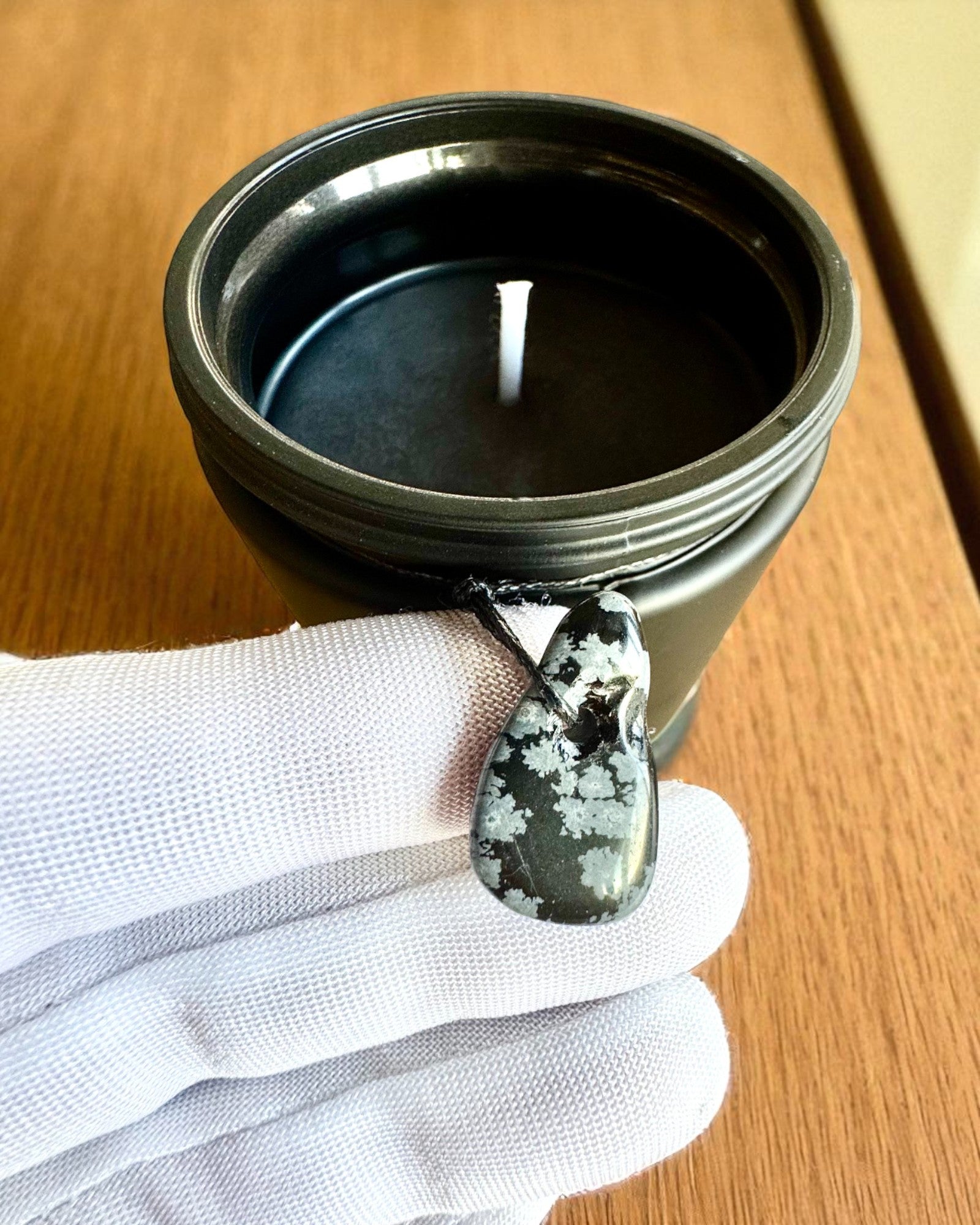 Intencionali sojų vaško žvakė Obsidianas – pasitikėjimas savimi ir vidinė stiprybė, 250 ml, galimybė personalizuoti dovanai