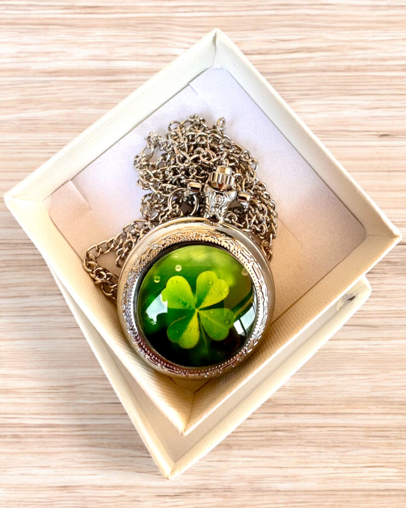 Kapesní hodinky "CloverTime" s motivem čtyřlístku, možnost personalizace gravírováním jako dárek