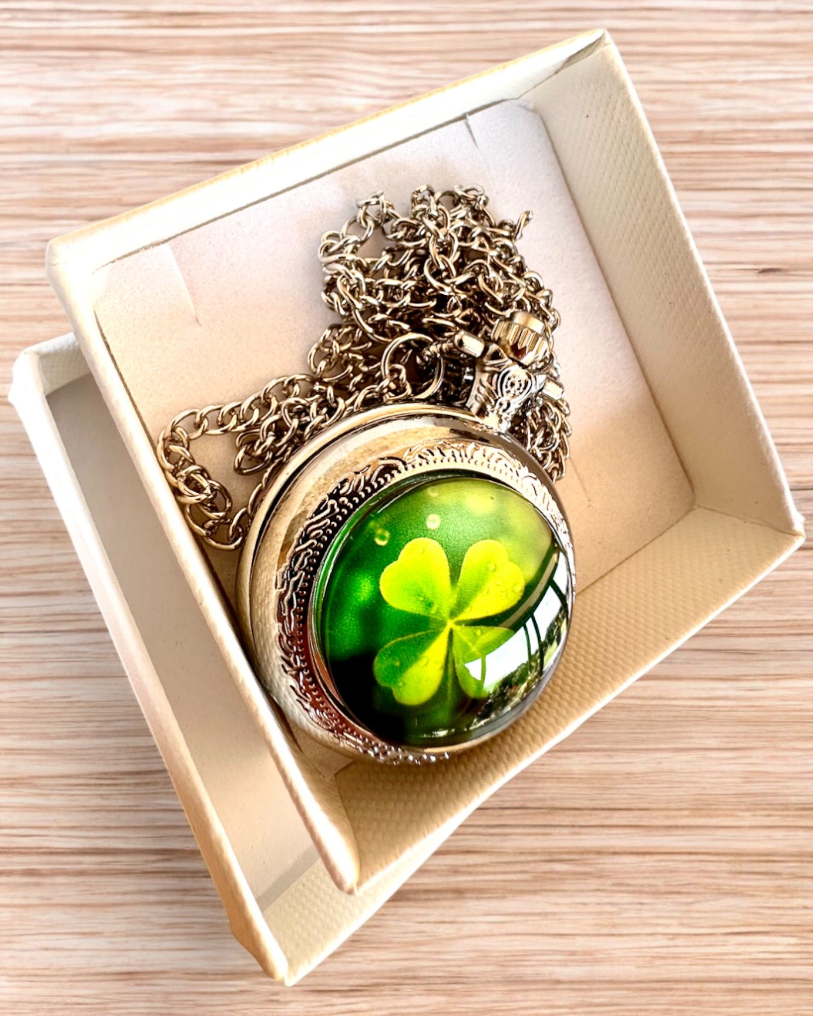 Kapesní hodinky "CloverTime" s motivem čtyřlístku, možnost personalizace gravírováním jako dárek