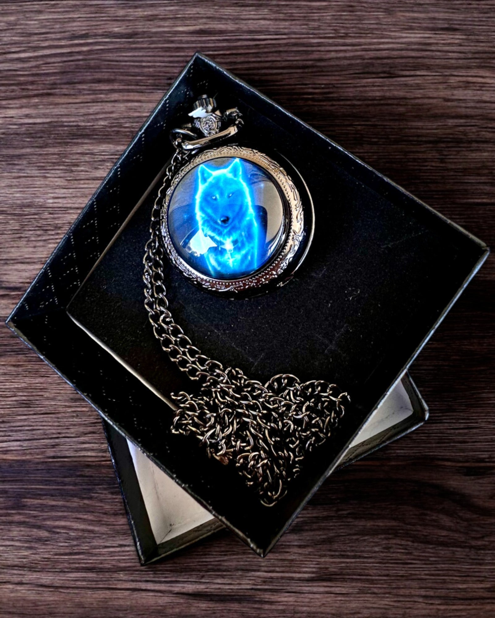 Kabatas pulkstenis Lunar Wolf – Mēness Vilka pulkstenis, iespēja personalizēt ar gravējumu kā dāvanu