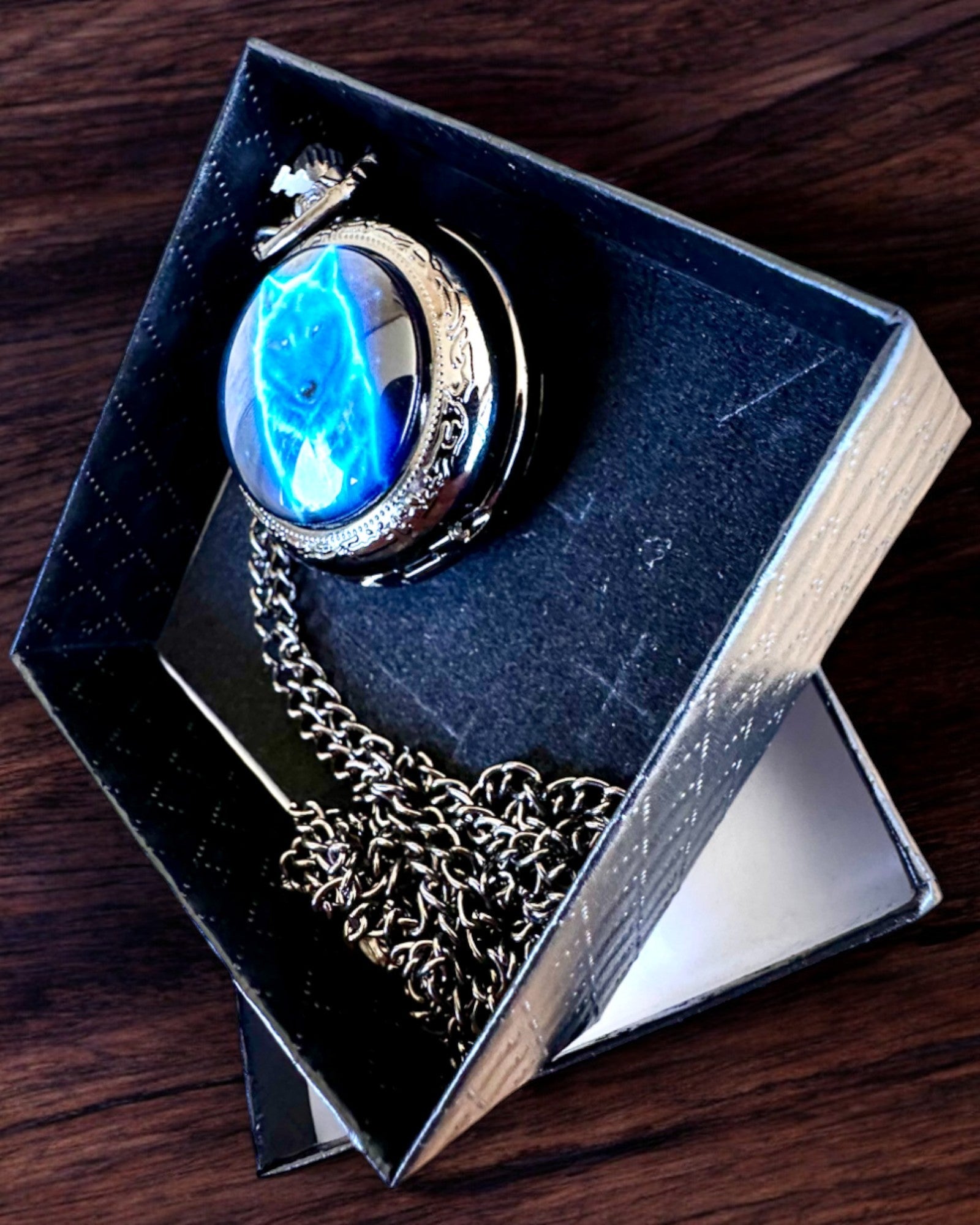 Kabatas pulkstenis Lunar Wolf – Mēness Vilka pulkstenis, iespēja personalizēt ar gravējumu kā dāvanu