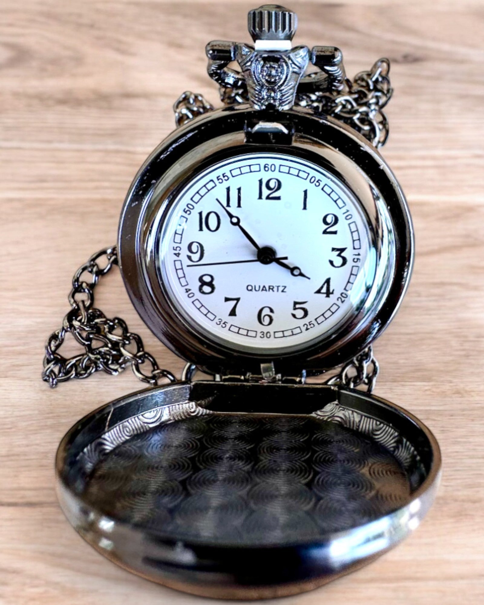 Kabatas pulkstenis Lunar Wolf – Mēness Vilka pulkstenis, iespēja personalizēt ar gravējumu kā dāvanu