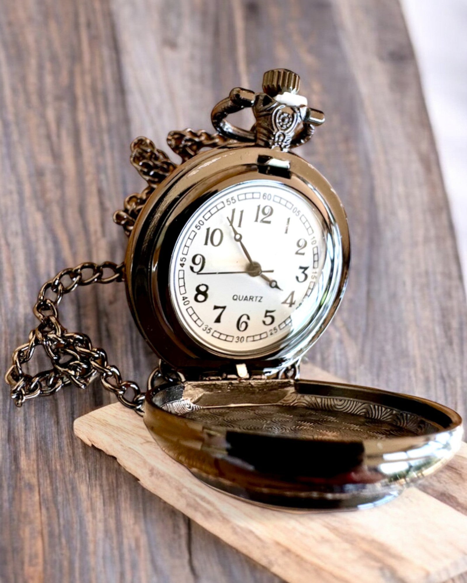 Kapesní Hodinky Lunar Wolf – Hodiny Měsíčního Vlka, možnost personalizace gravírováním jako dárek