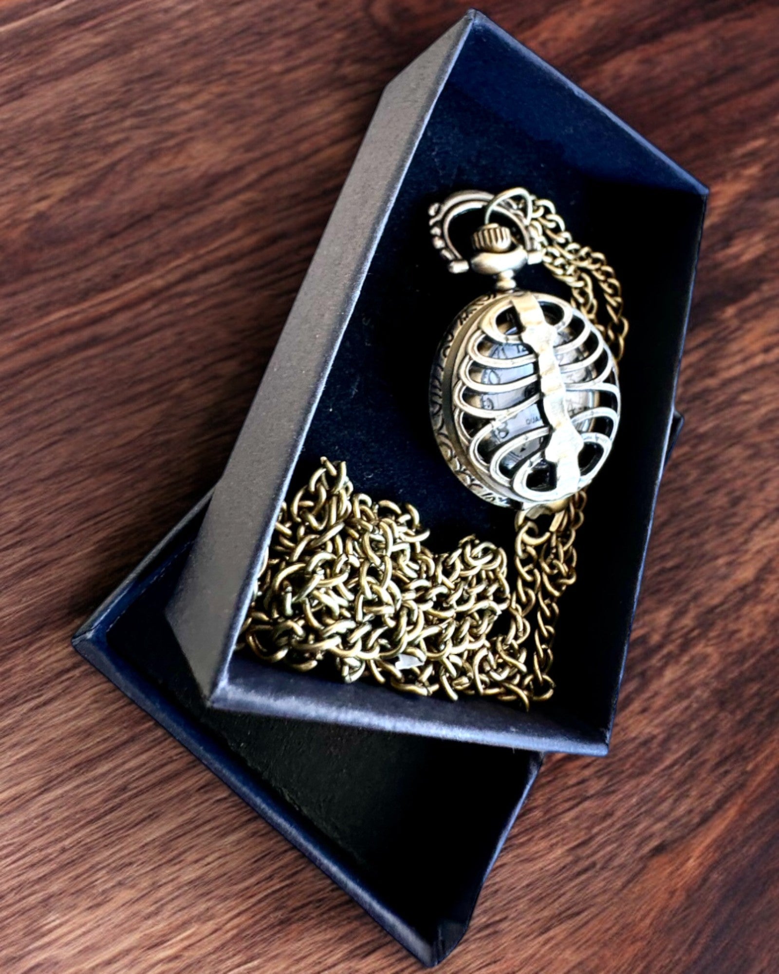 Kišeninis laikrodis „Rybia Łuska“ su galimybe graviruoti kaip dovana